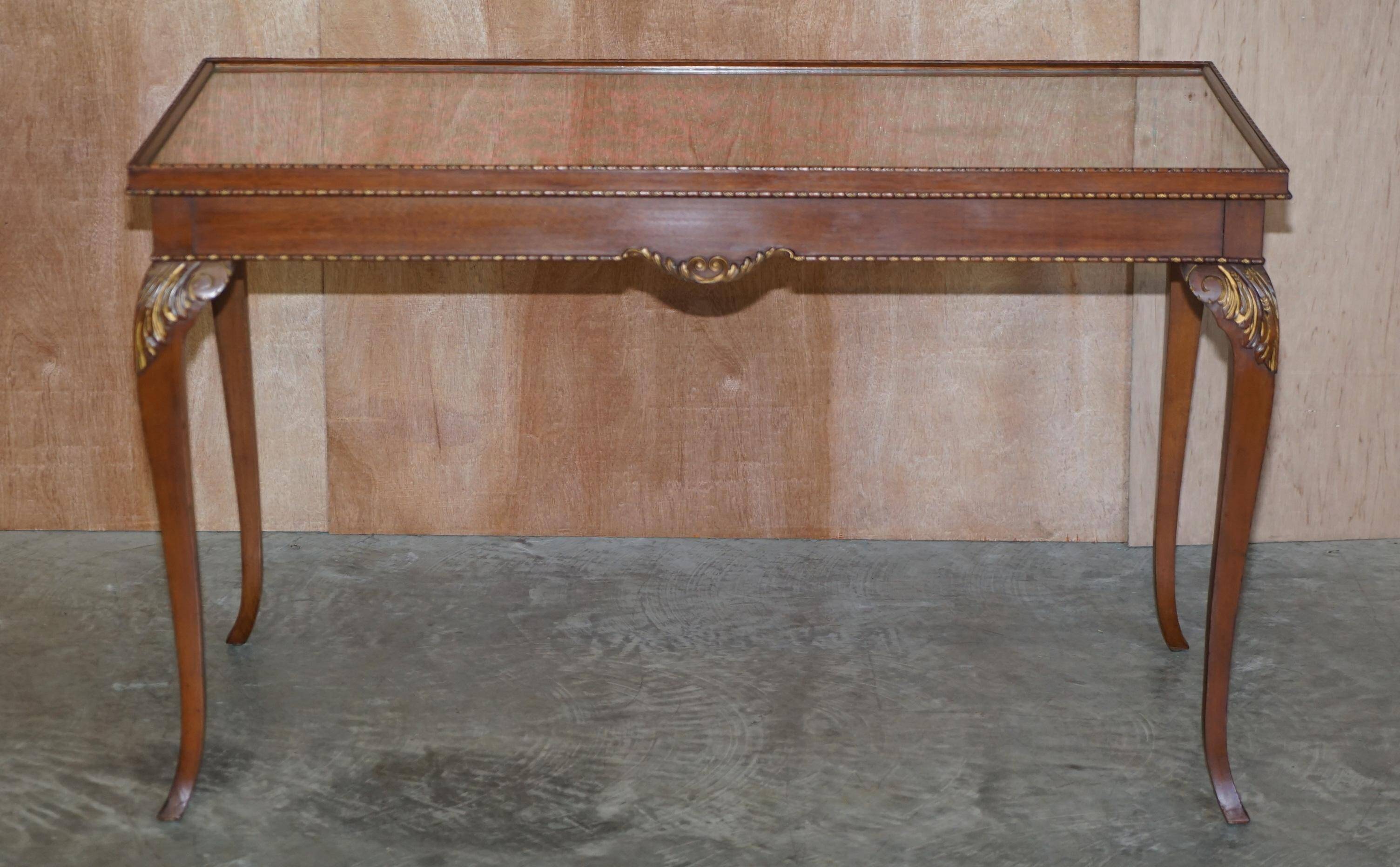 Table d'écriture vintage en bois dur avec dessus en verre brodé de soie