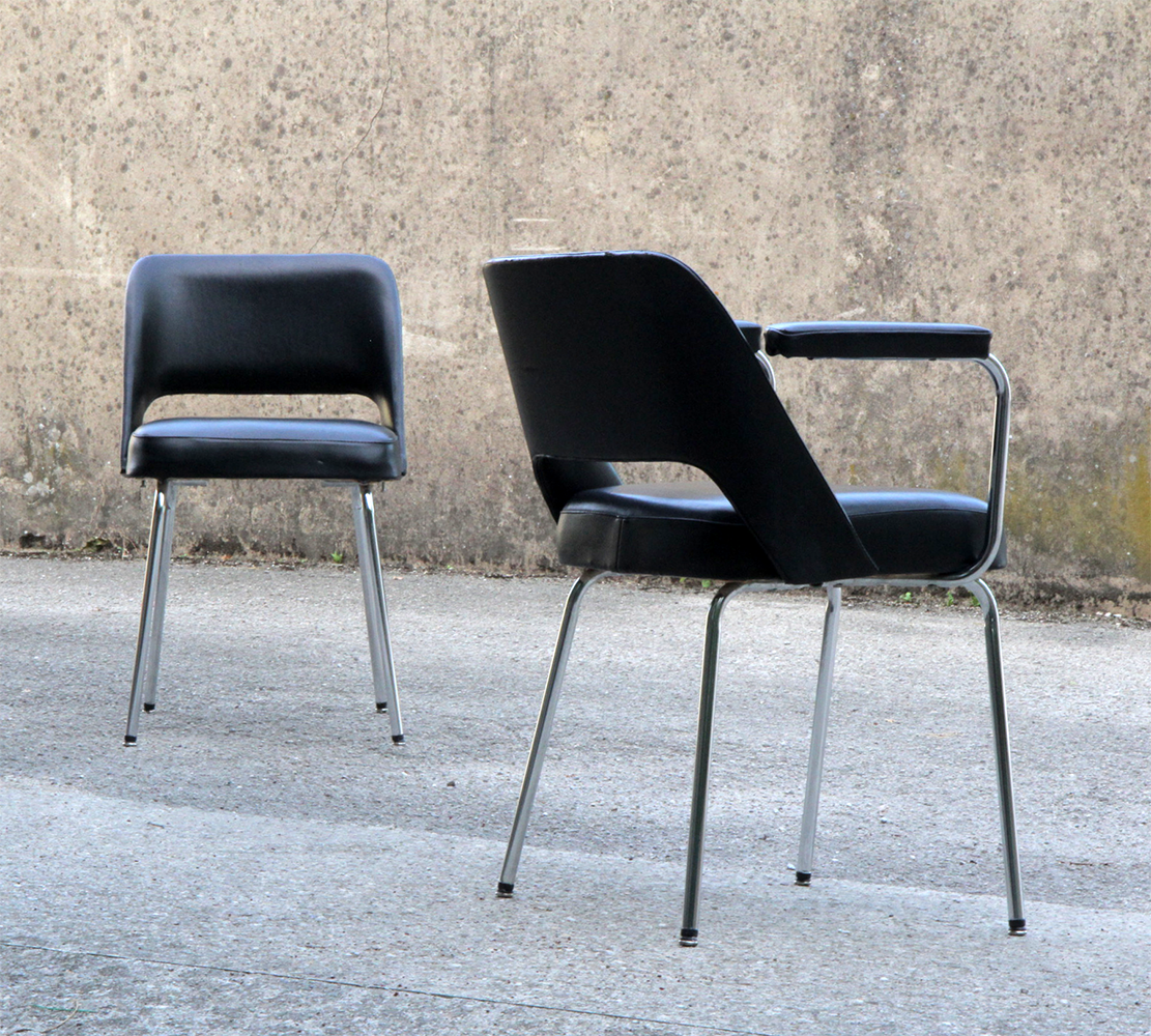 Paire de fauteuils conférence noirs et chrome années 60
