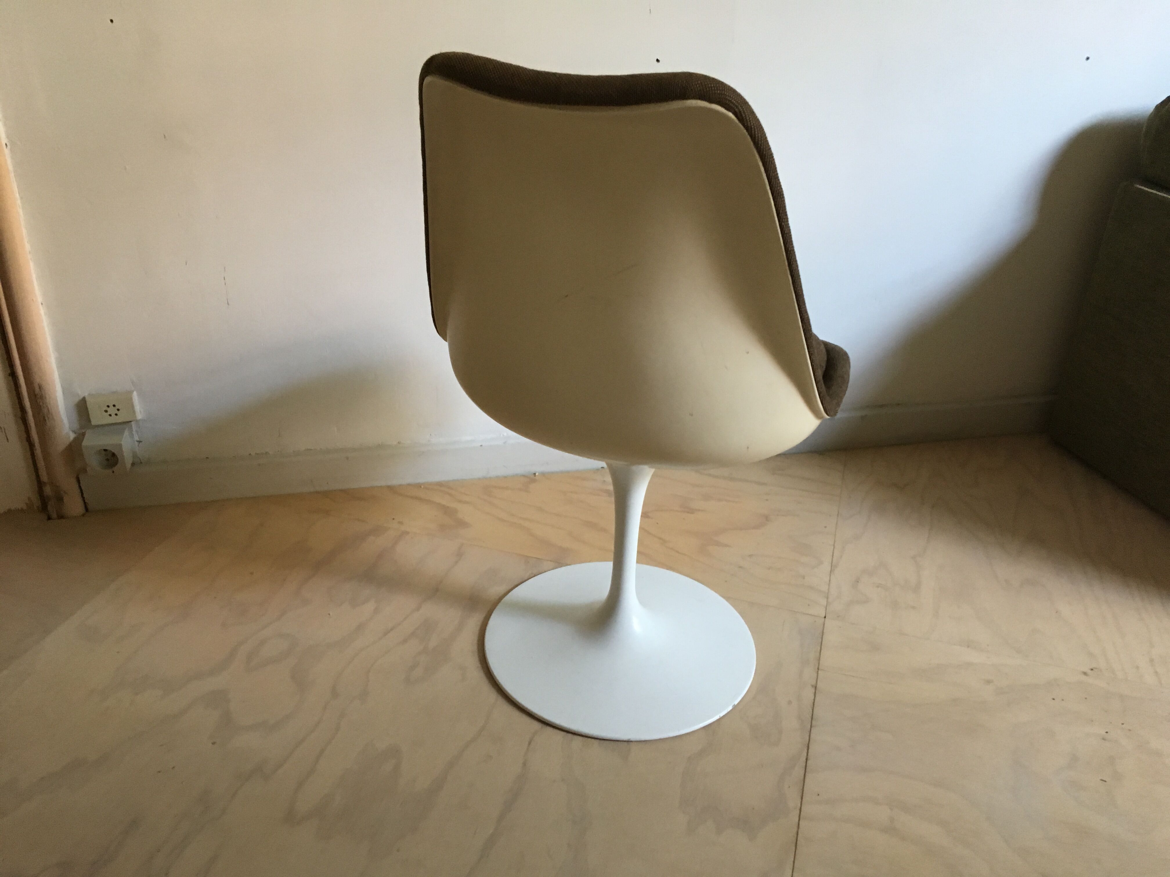 Eero Saarinen Tulip chair, produced by De Coene Courtrai