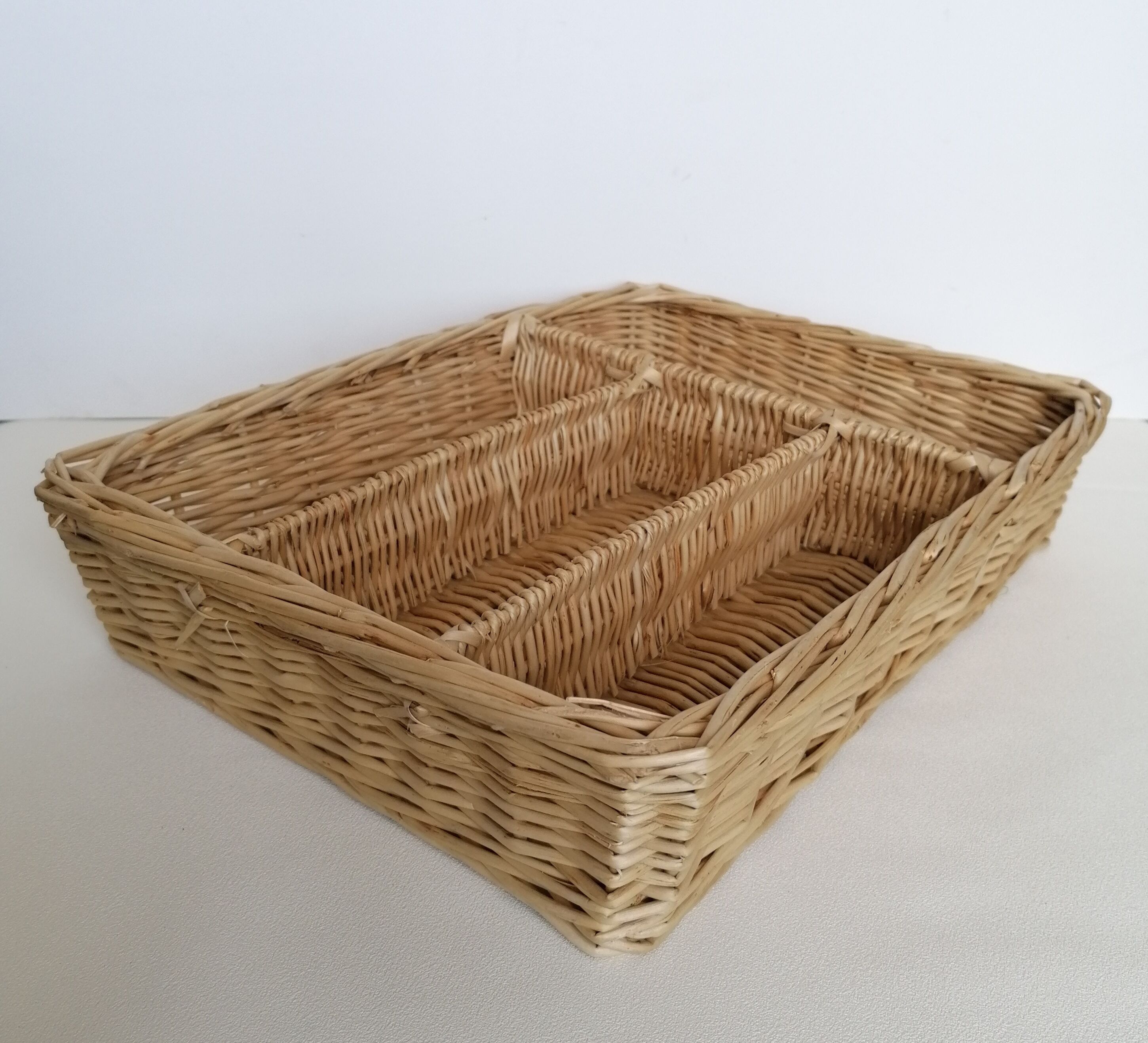 Wicker basket for cutlery
