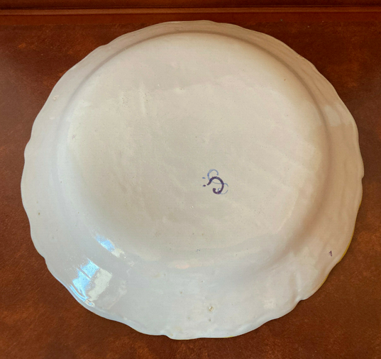 Plat en faience fin XVIIe début XIXe à décor de fleurs violettes