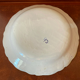 Plat en faience fin XVIIe début XIXe à décor de fleurs violettes