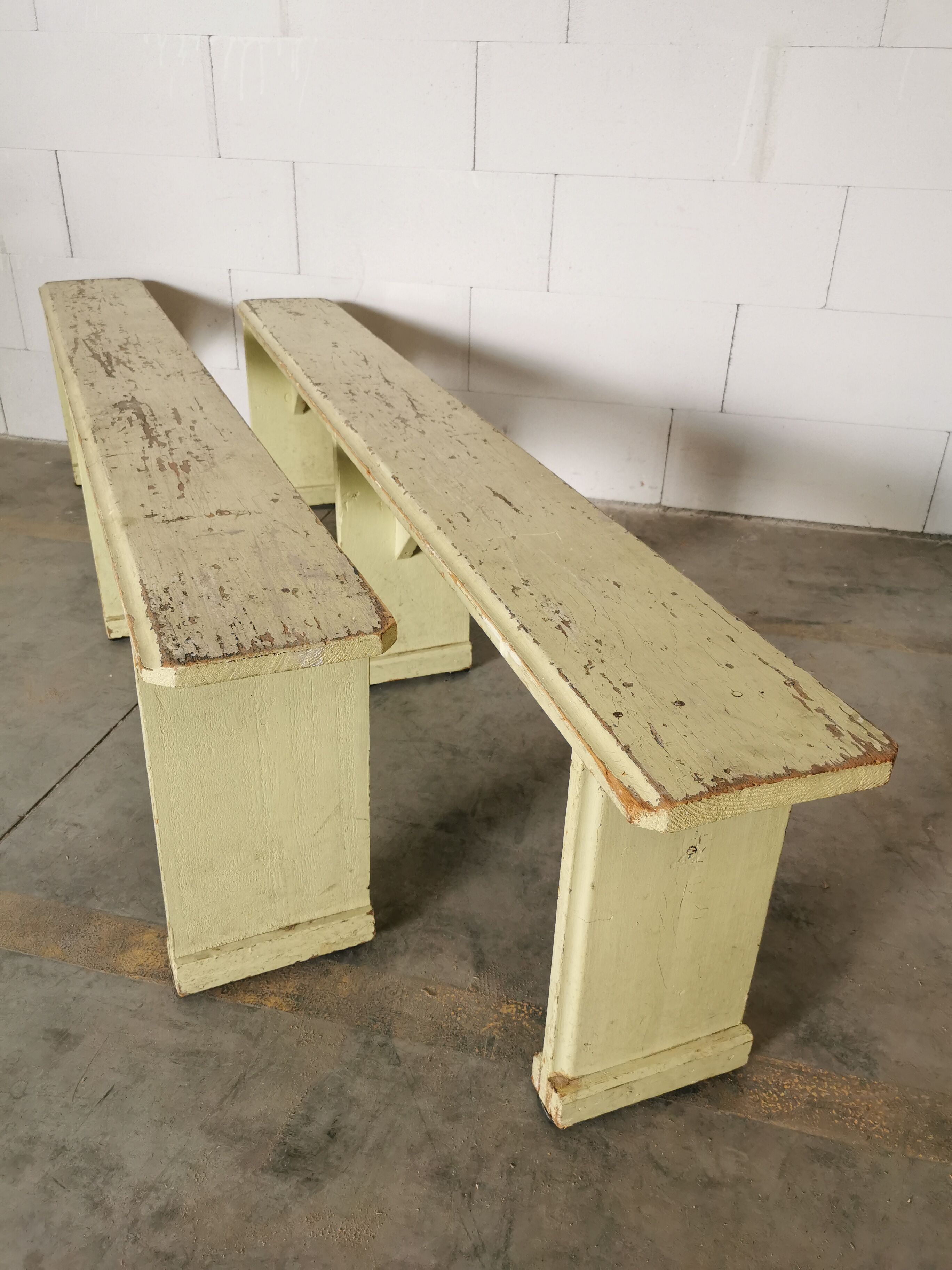 Paire de bancs en bois