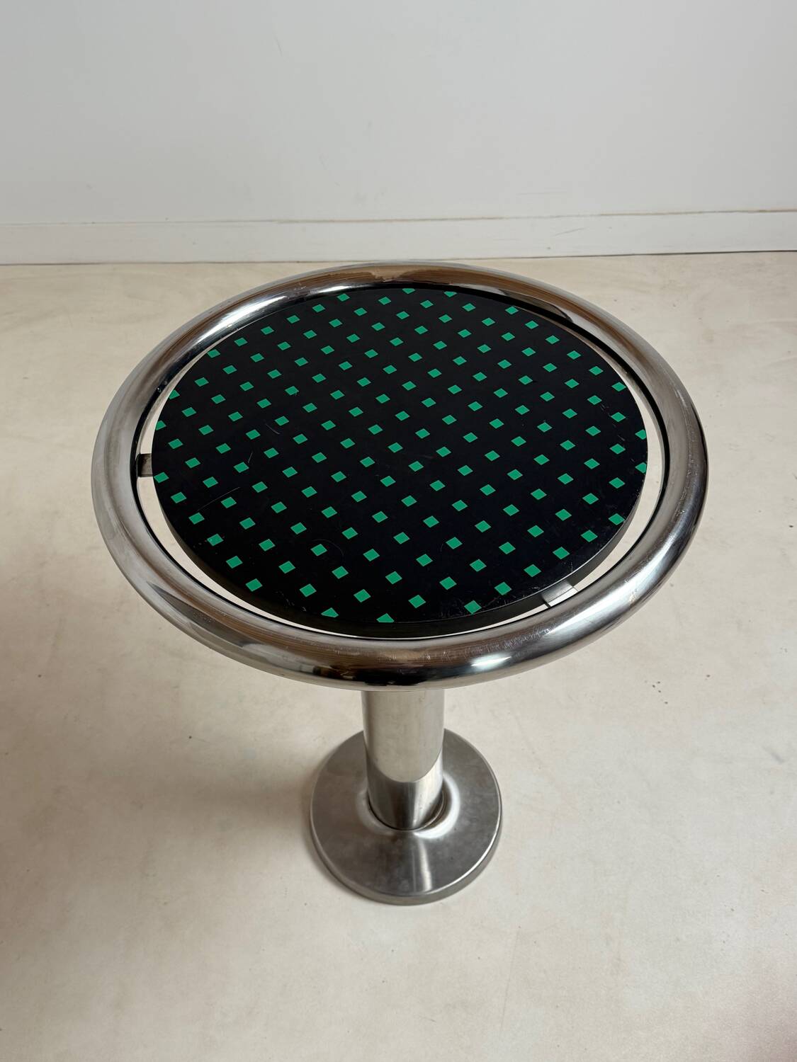 Table d’appoint chromée