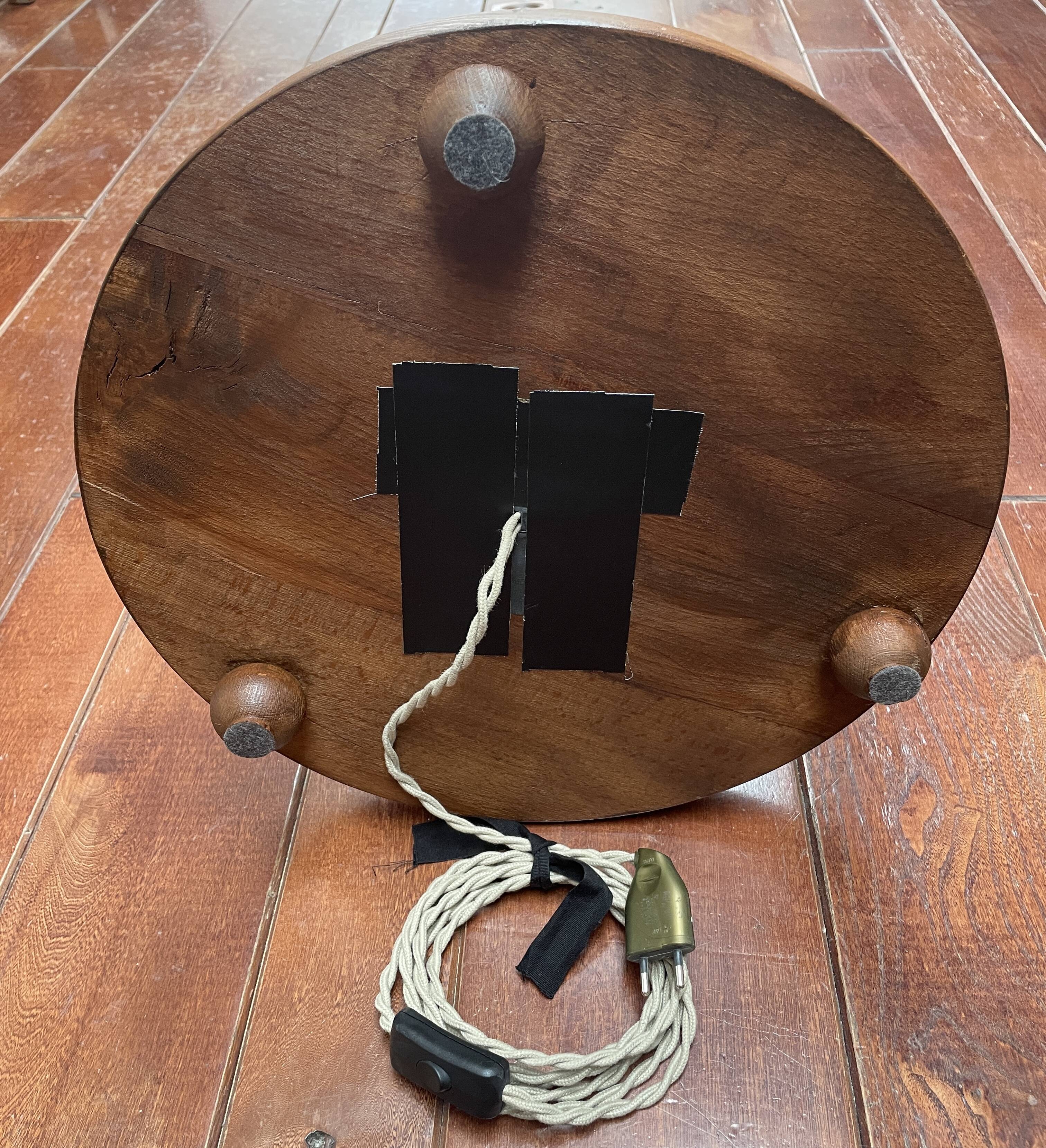 Brutalist floor lamp in turned wood, in the style of Charles Dudouyt.