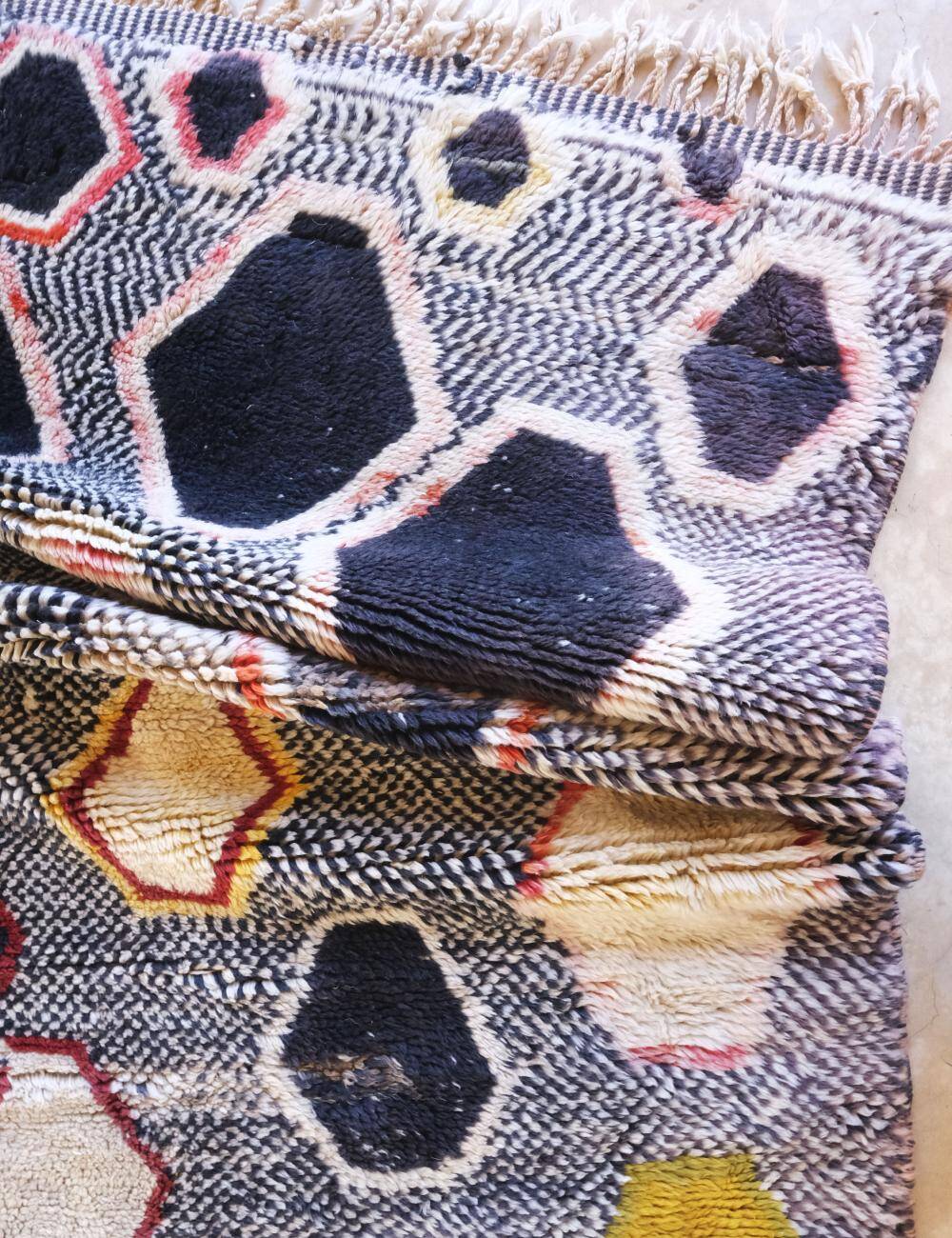 Luxurious Contemporary Mrirt Rug - 292 x 243 cm