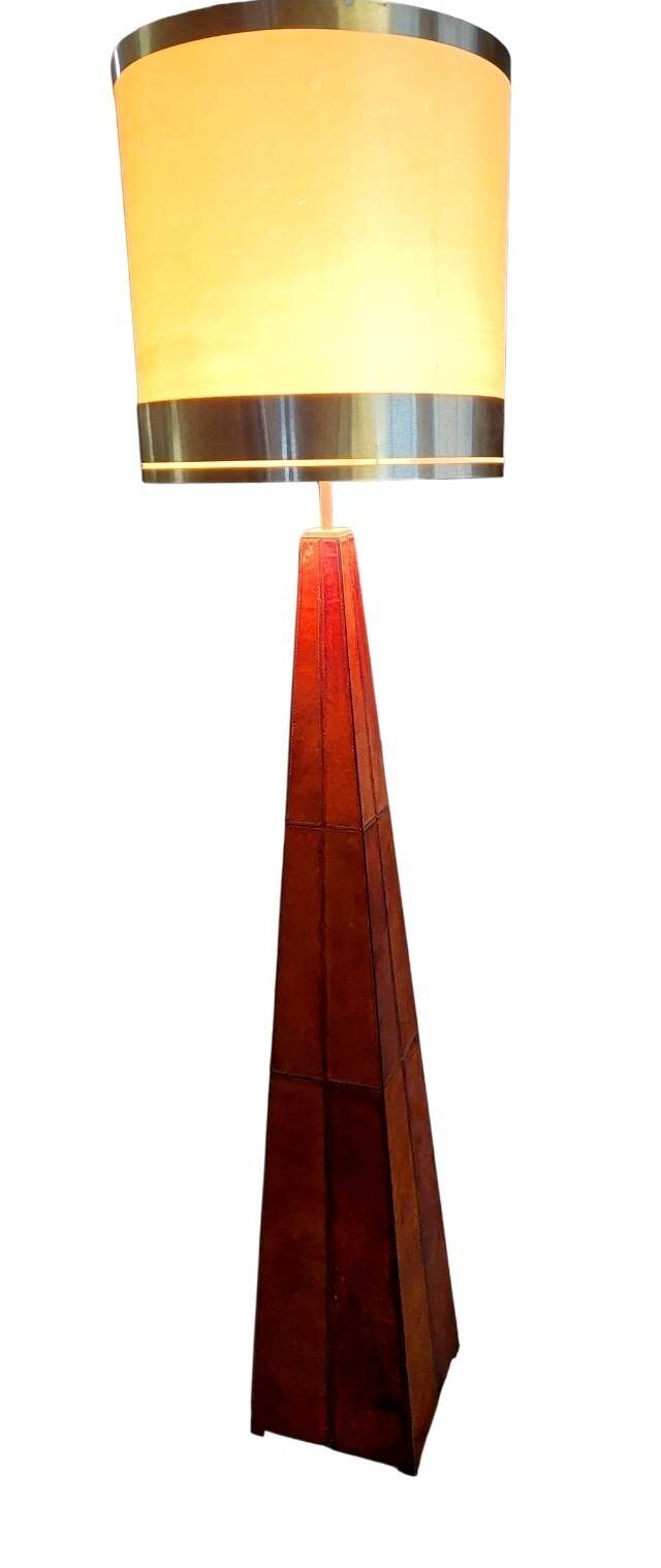 Vintage 80s design floor lamp in leather and brass.
