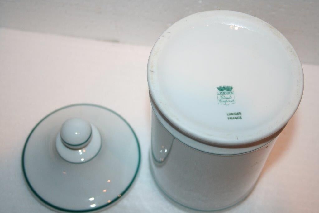 Porcelain pharmacy pot