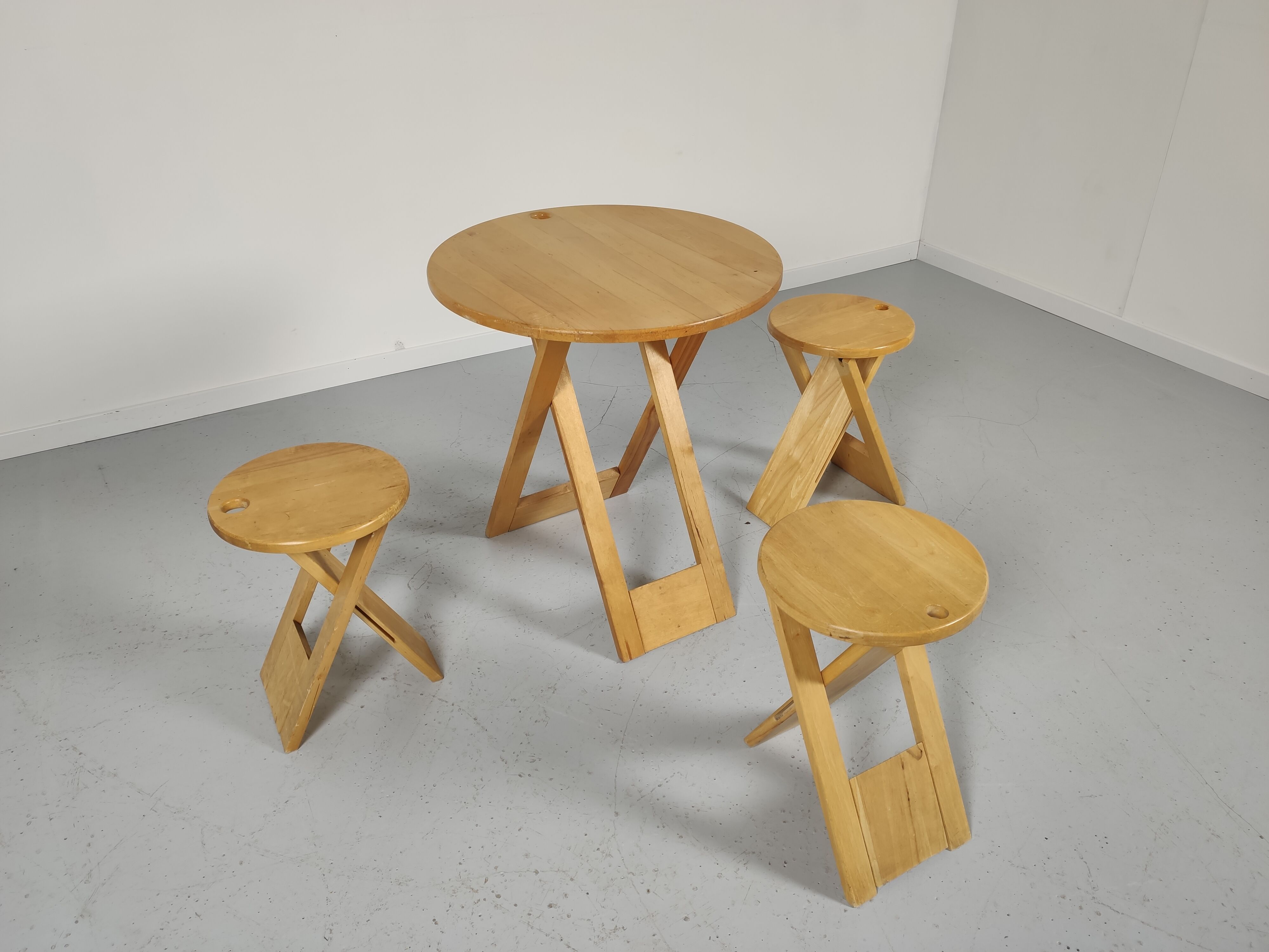 Table set - 3 Roger Tallon 1970s folding stools