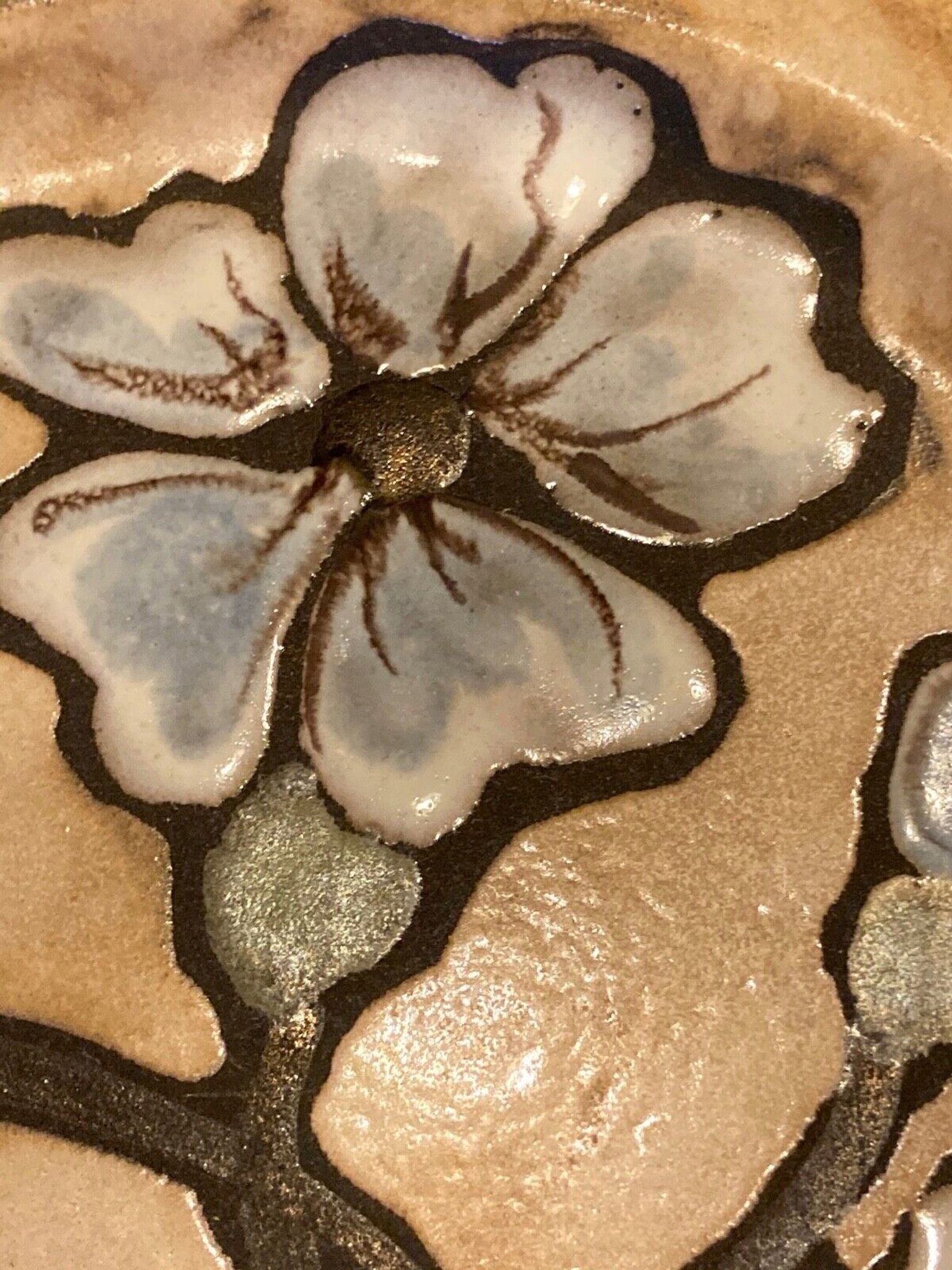 Assiette en céramique, décor de fleur, monogramme a identifier au verso