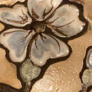 Assiette en céramique, décor de fleur, monogramme a identifier au verso