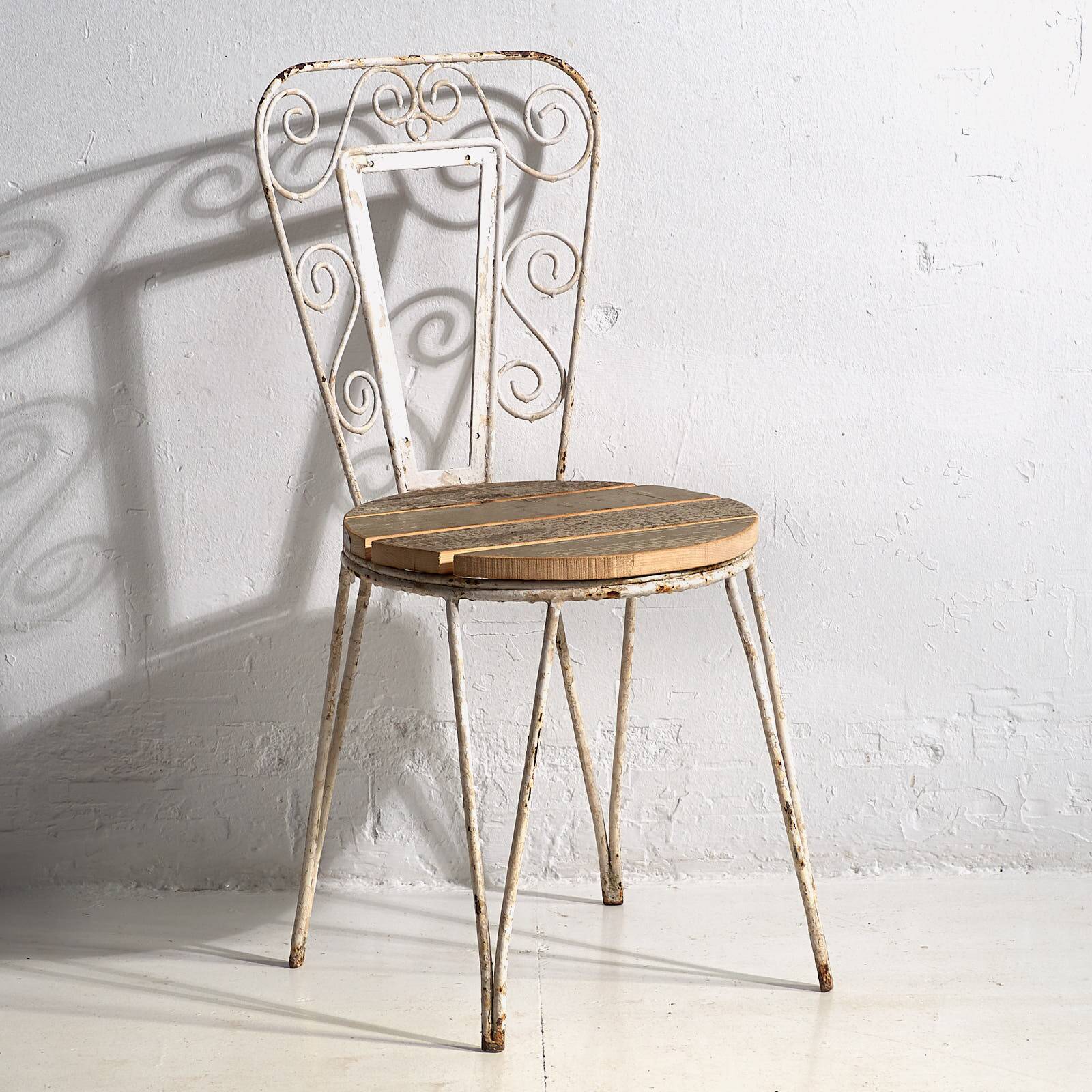 Antique white outdoor chairs (circa 1920). Set of 4 pieces