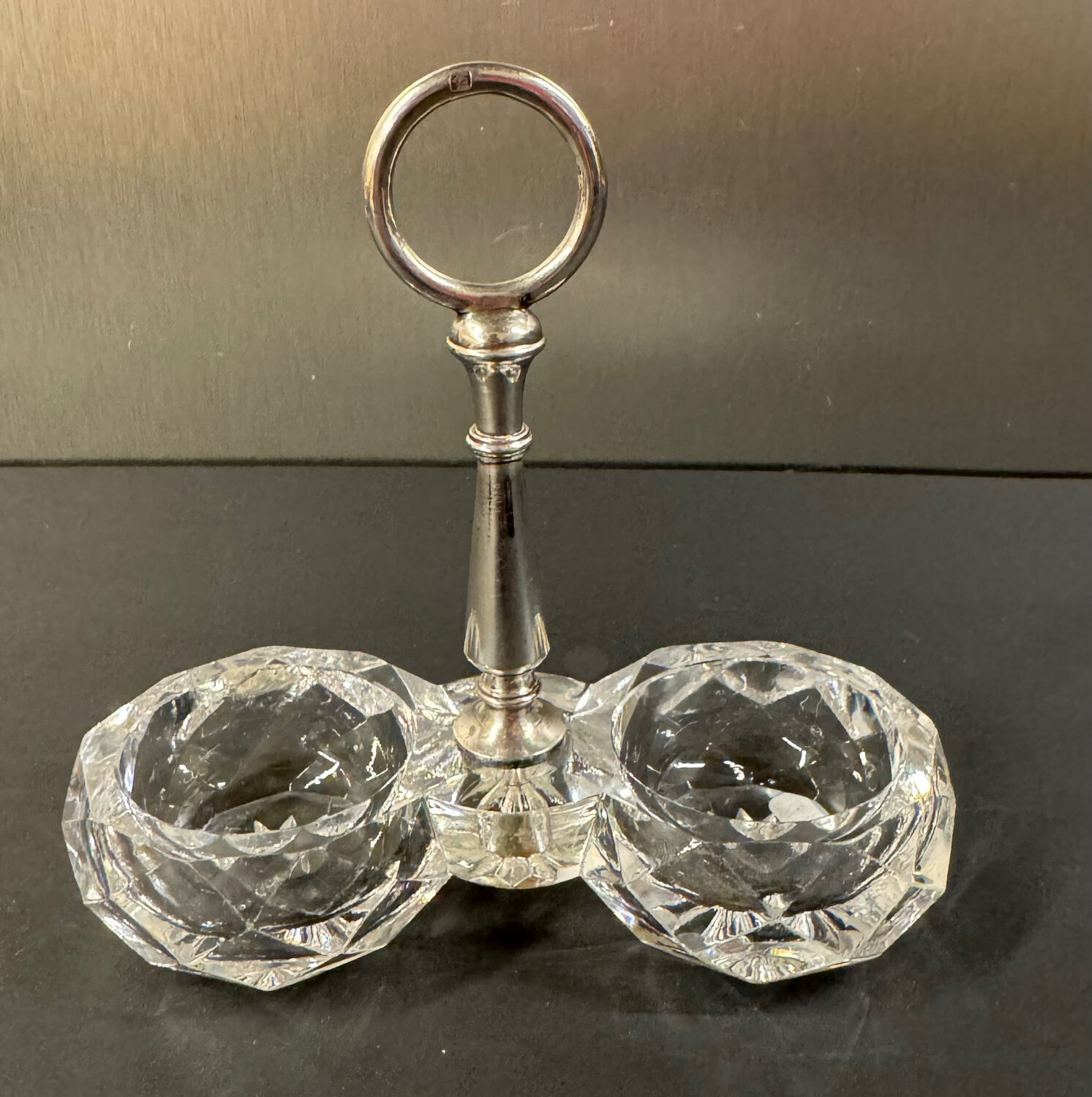 Salière double en cristal taillé signée Baccarat avec monture en métal