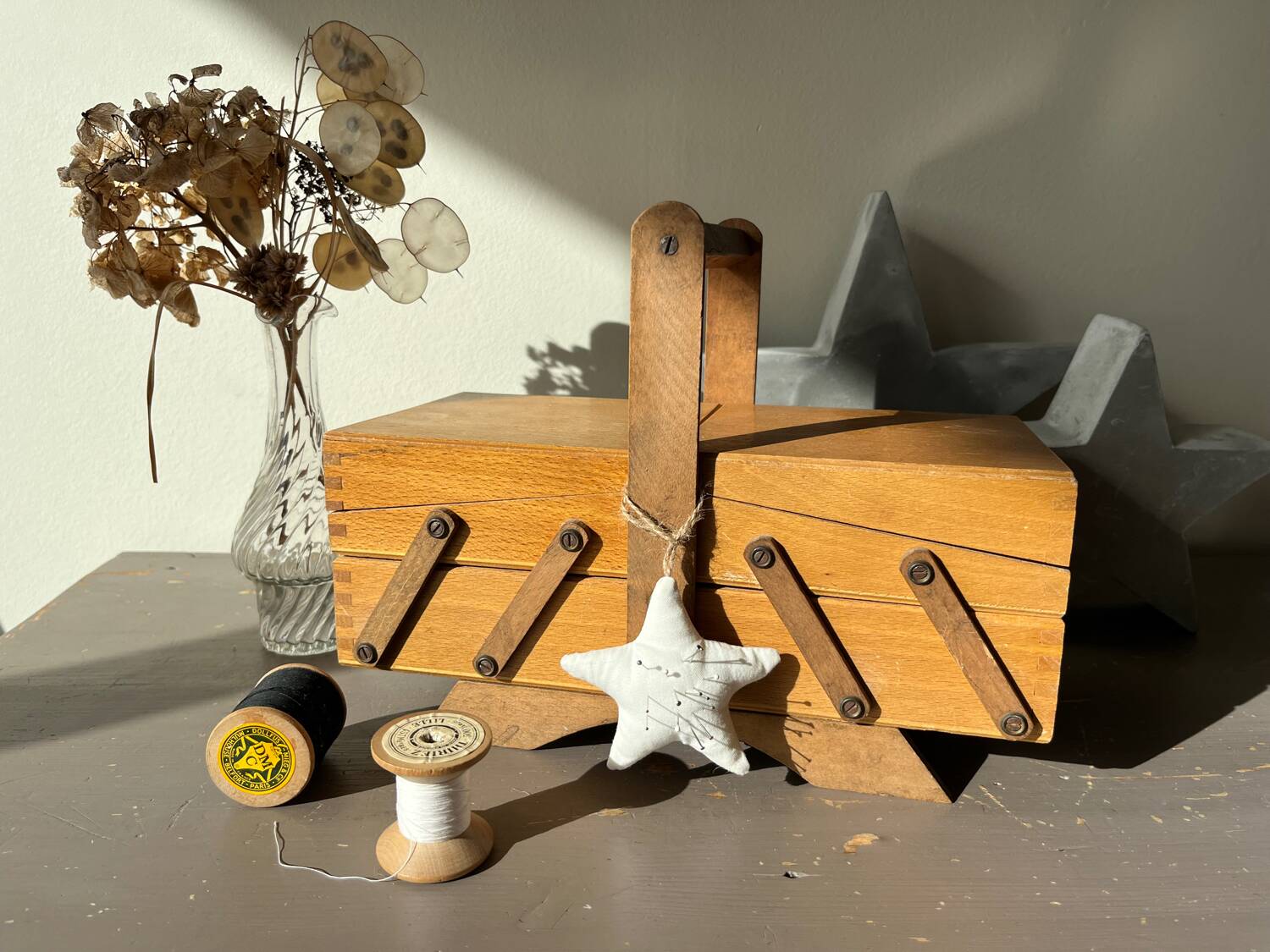 Wooden sewing box - worker