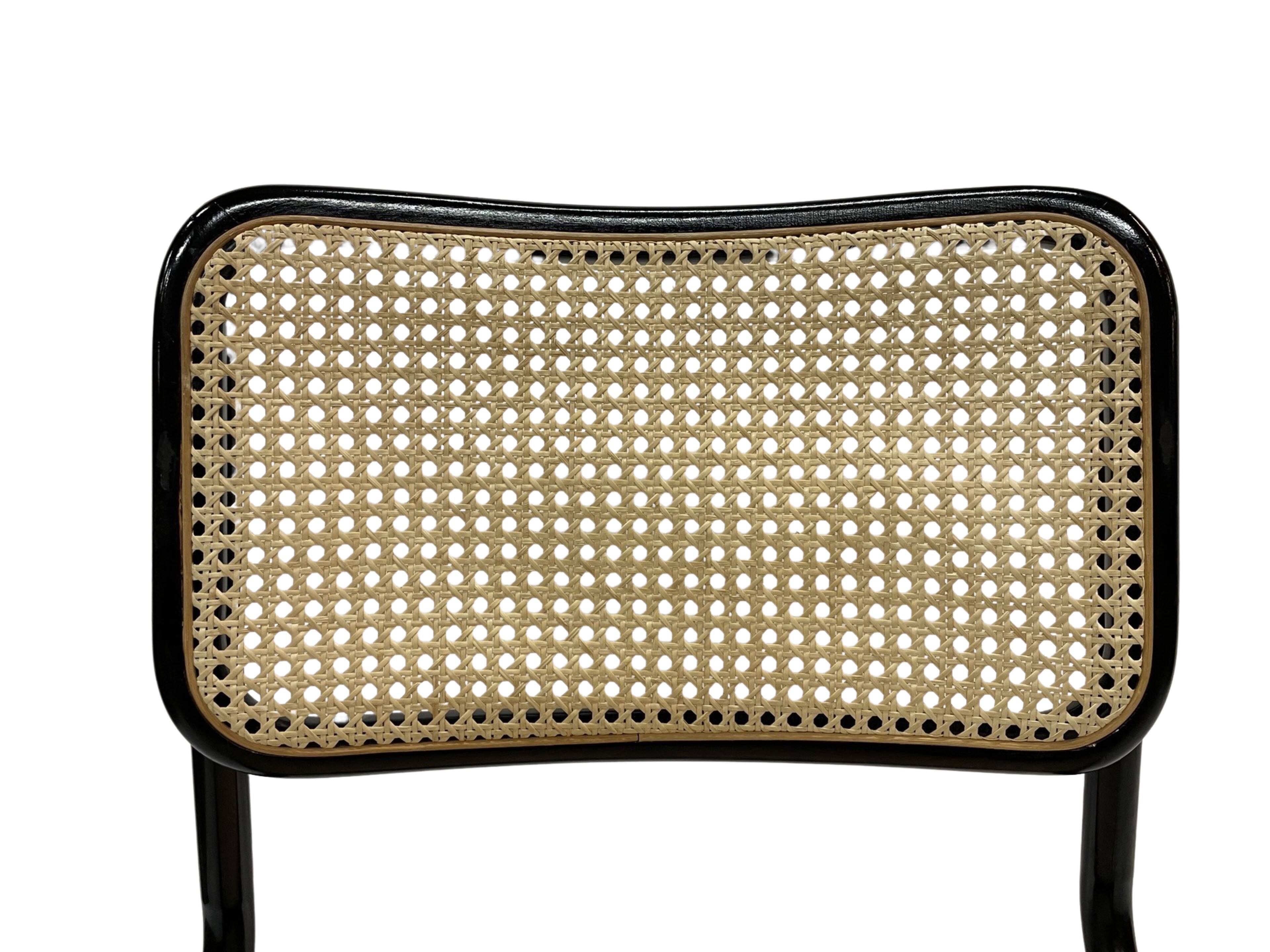 Chaise design Cesca modèle B32 en noir - structure noire