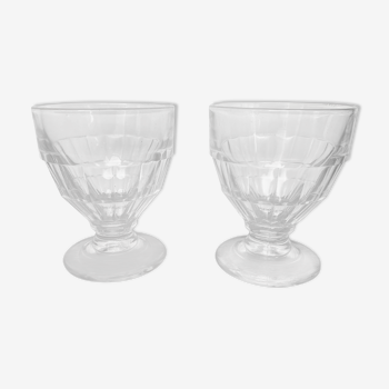 2 wine glasses