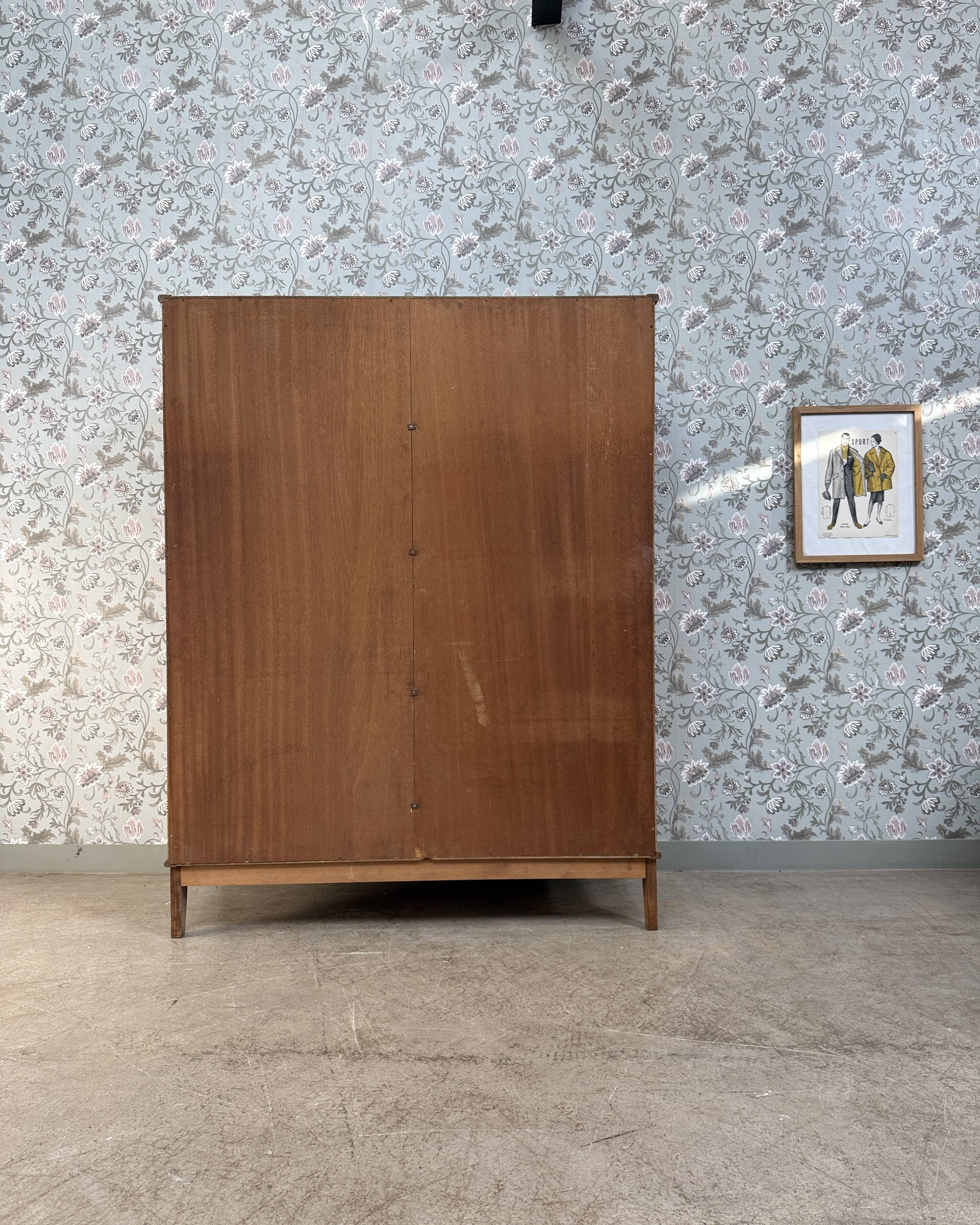 Armoire vintage avec penderie et portes coulissantes, rénovée