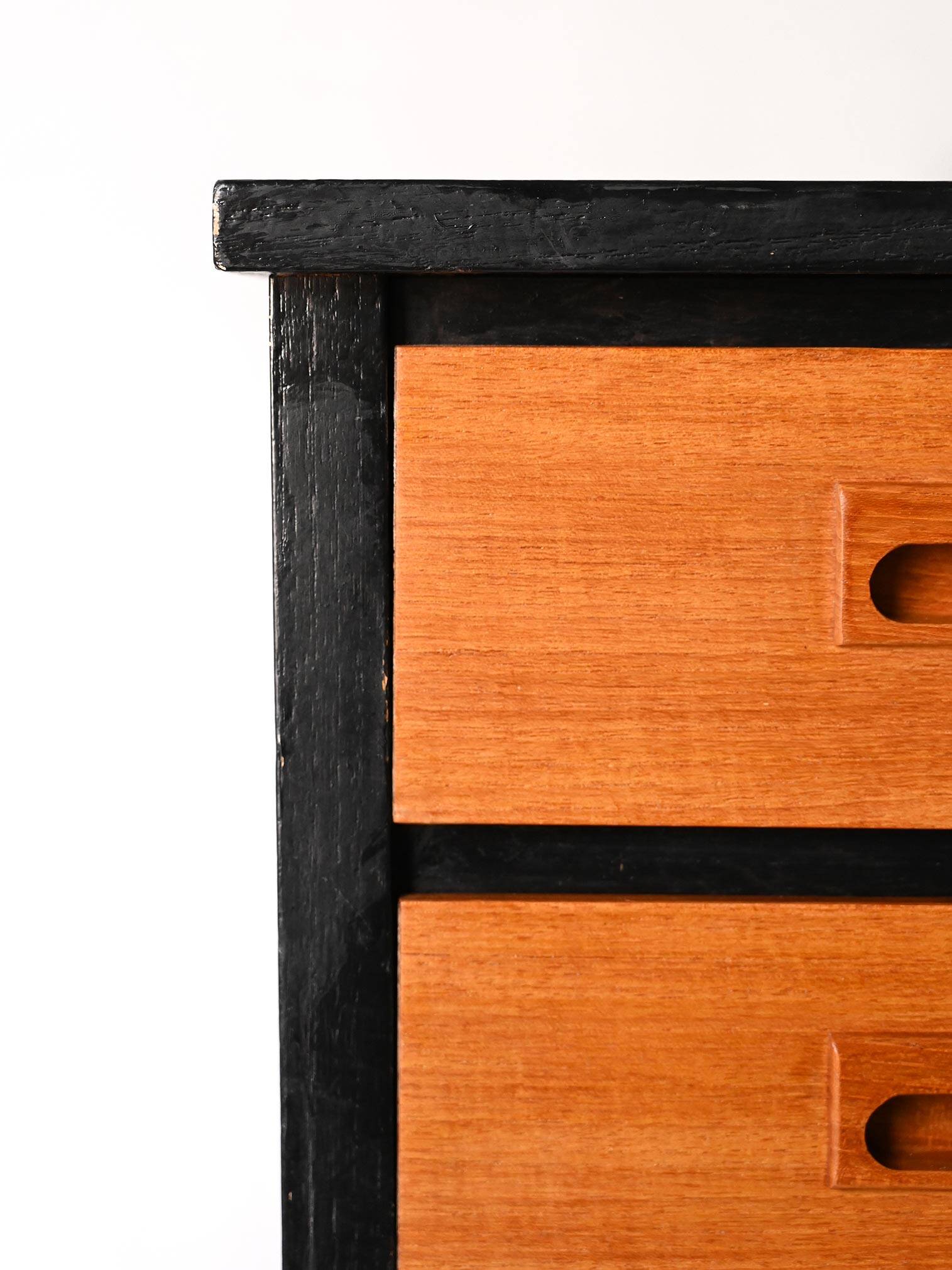 Bureau vintage avec détails noirs