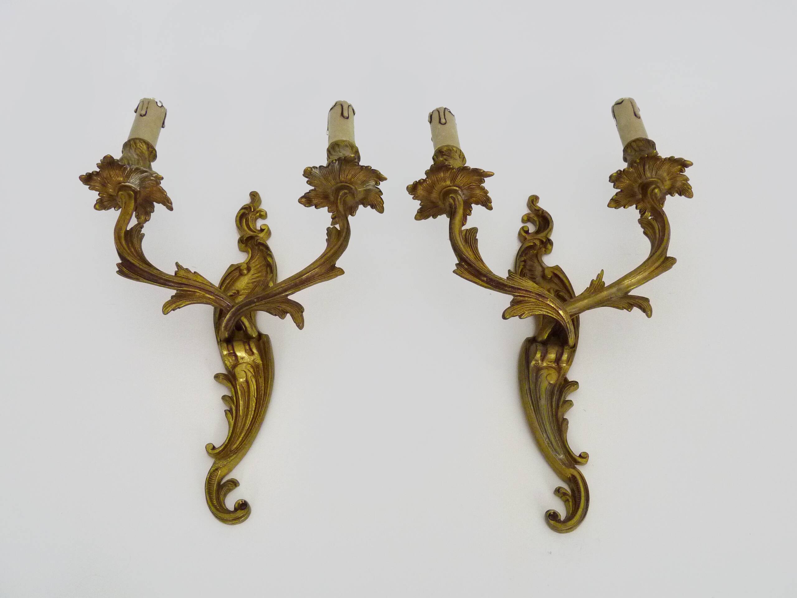 Ancienne paire d'appliques murales à double feux en bronze ou laiton, feuille d'acanthes. Années 60