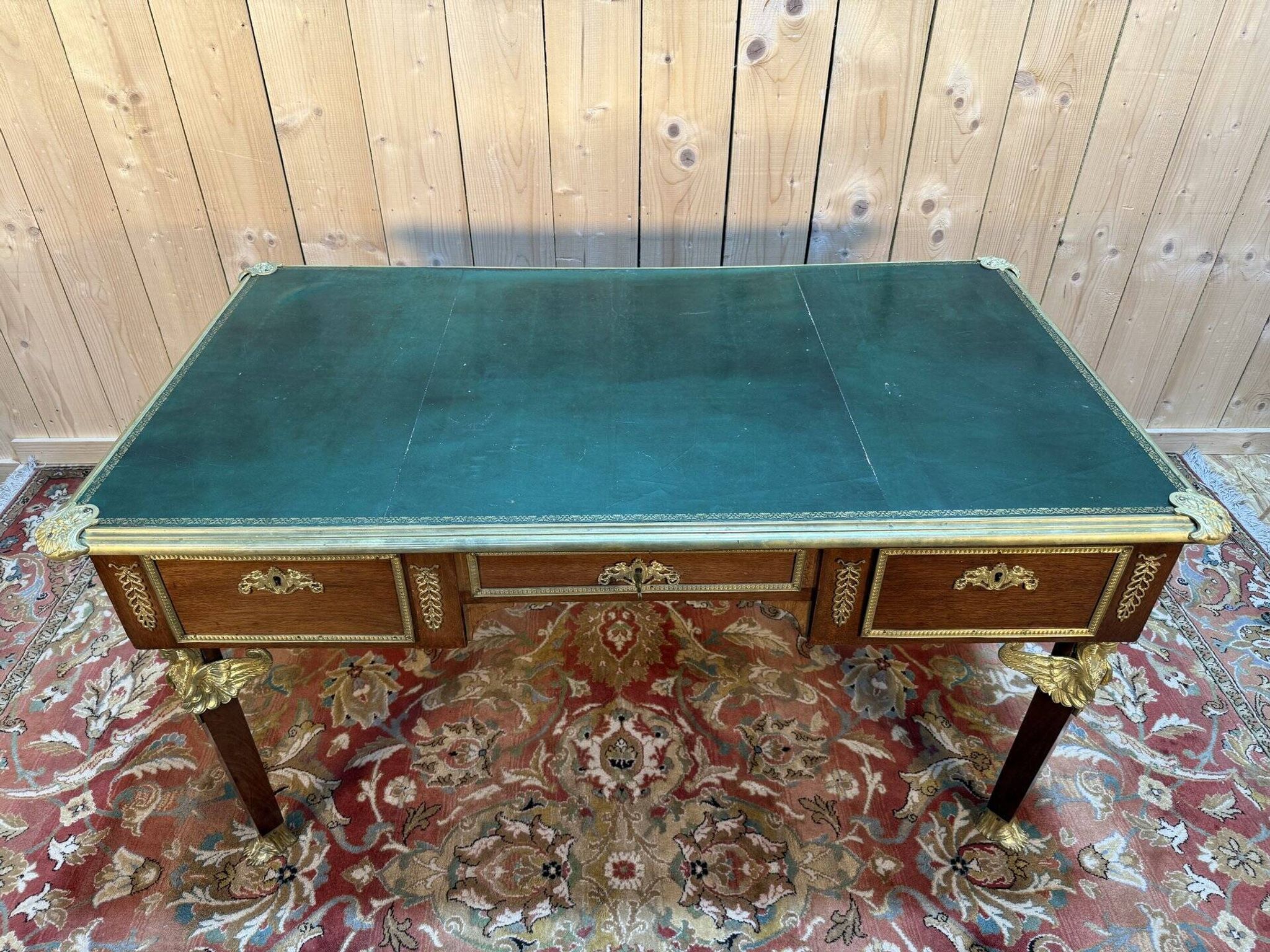 Bureau double plat de style empire en acajou et cuir vert
