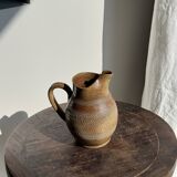 Carafe en grès du Berry beige à frises et motifs géométriques quadrillés