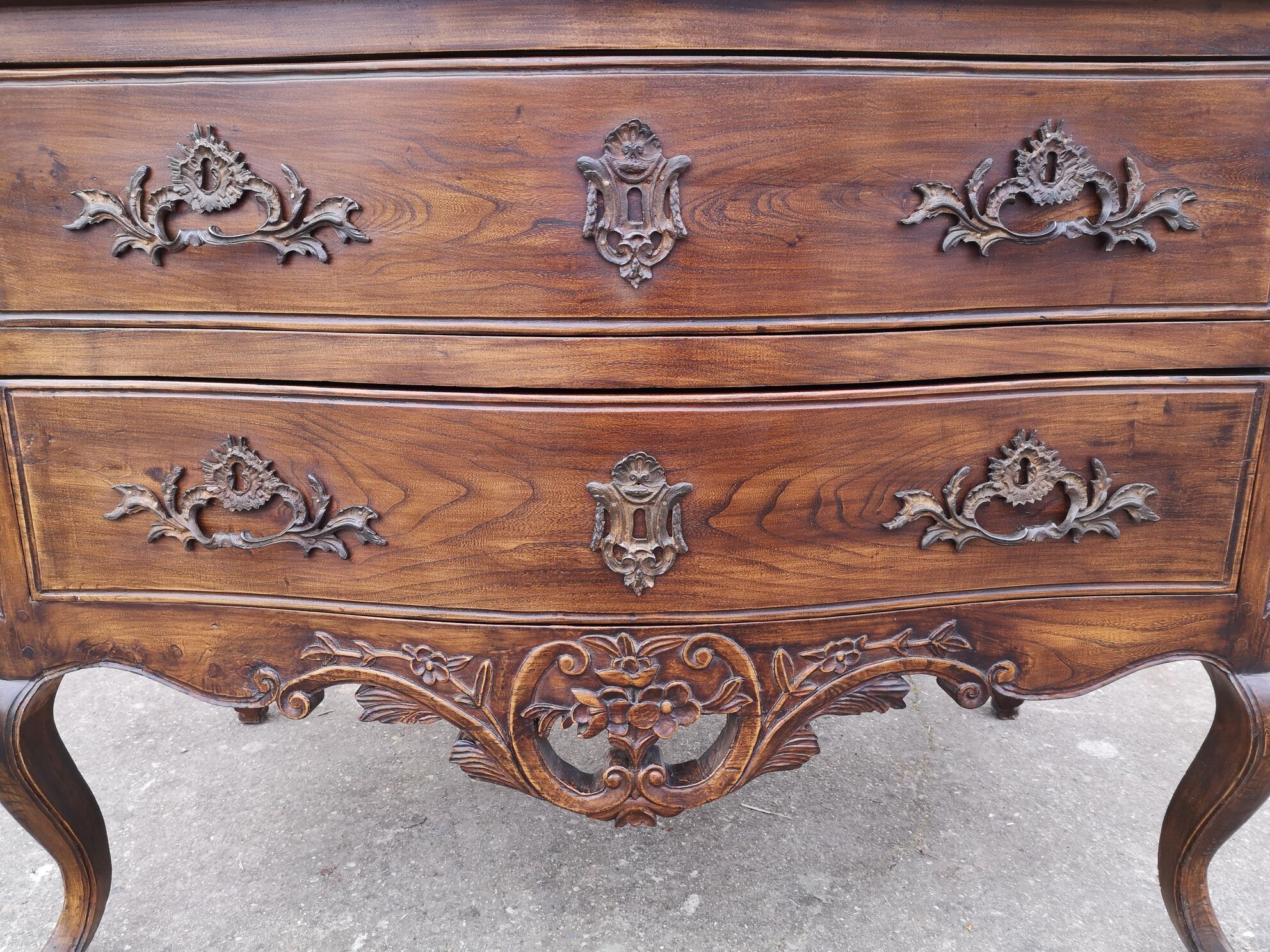 Nîmoise chest of drawers