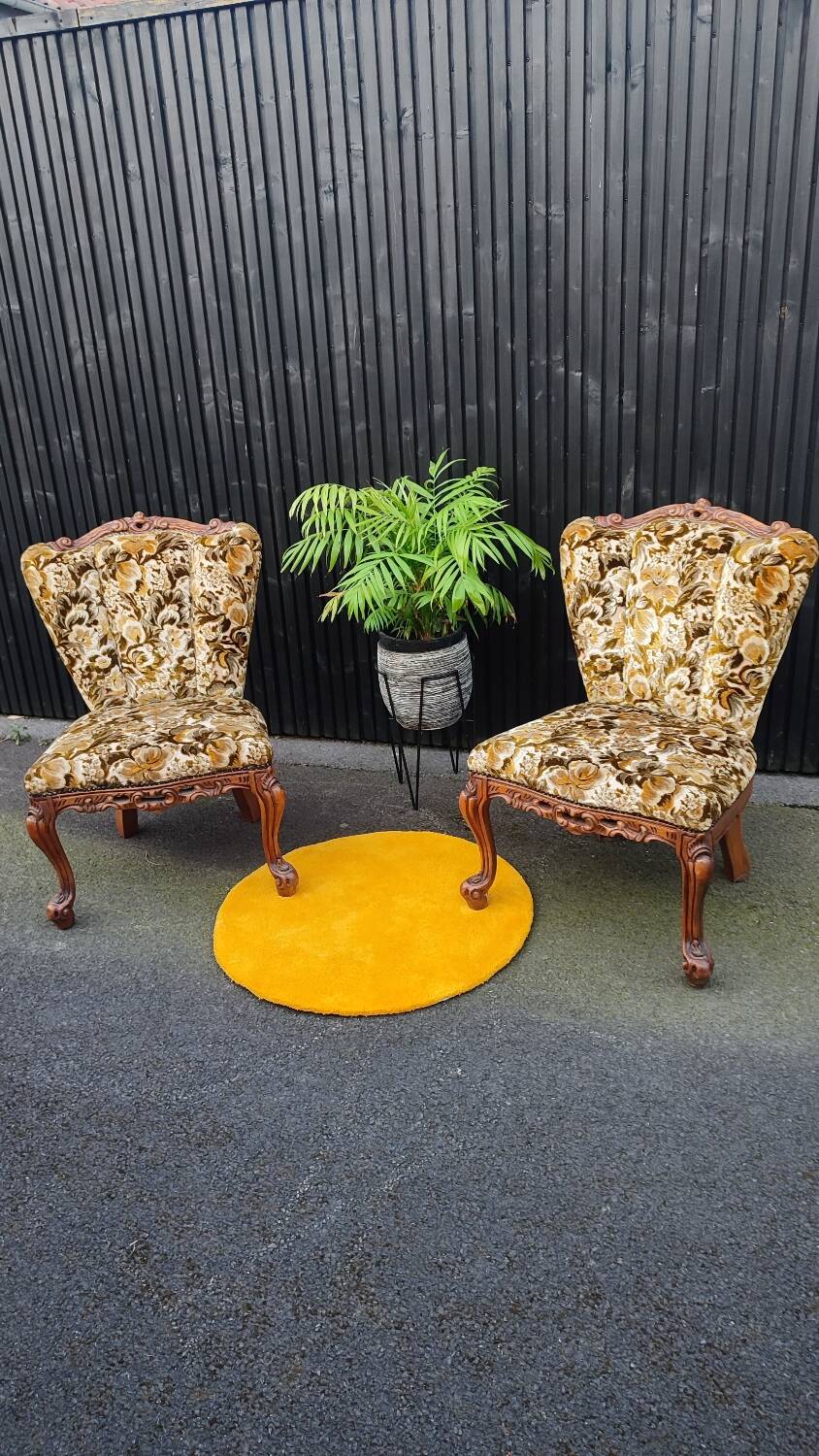 Set of 2 velvet cocktail/toadstool chairs