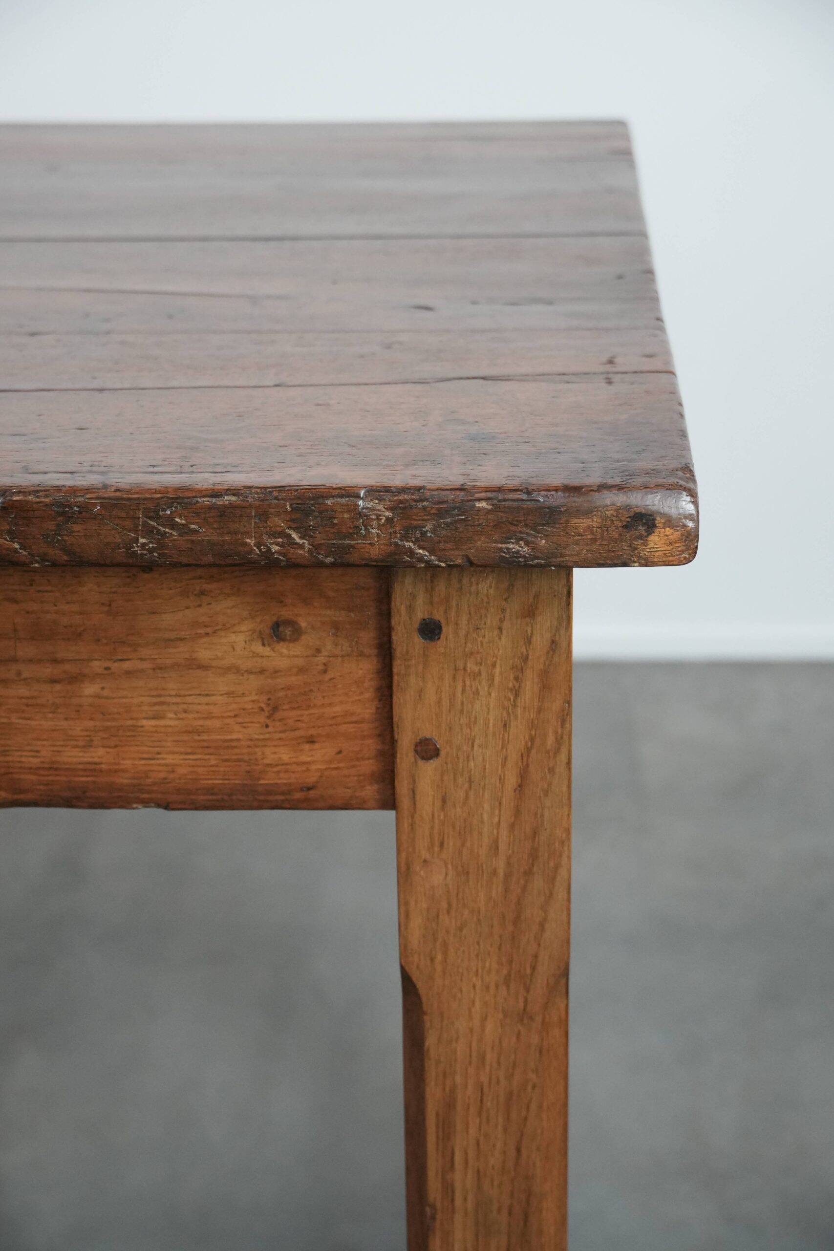 Grande table à manger antique française pour 6 à 8 personnes.