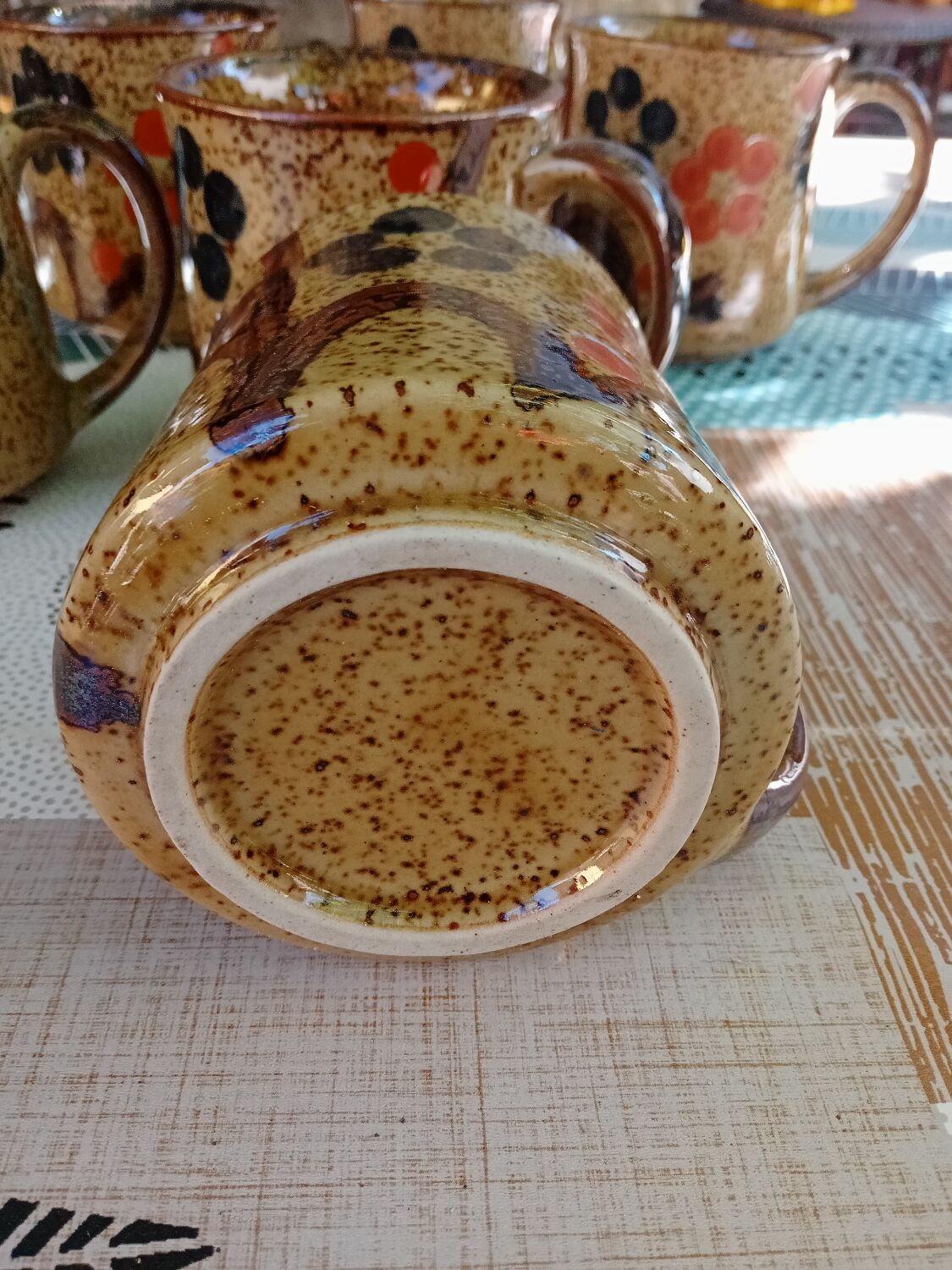 Six mugs en grès