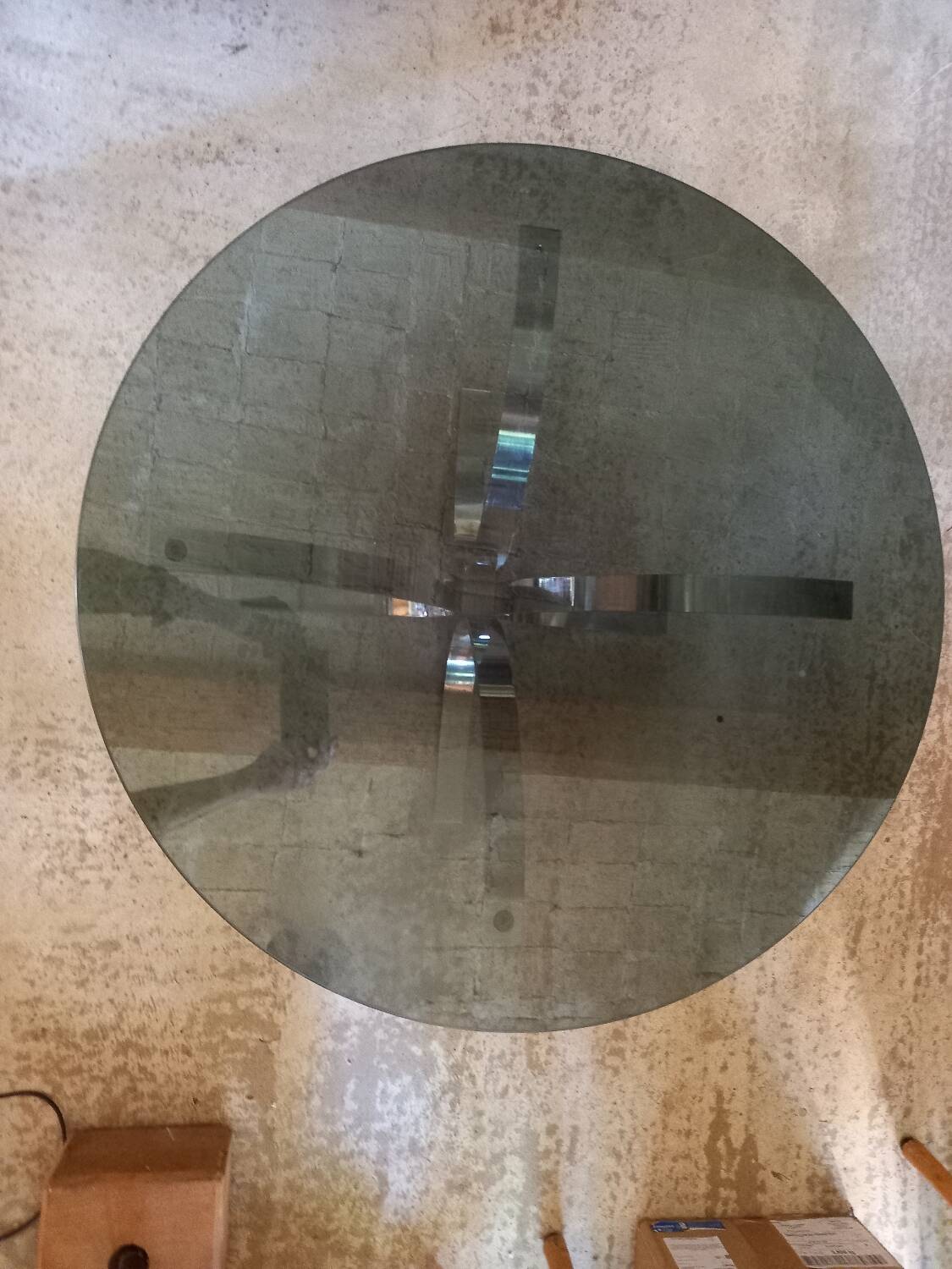 Round coffee table in smoked glass and chrome-plated metal