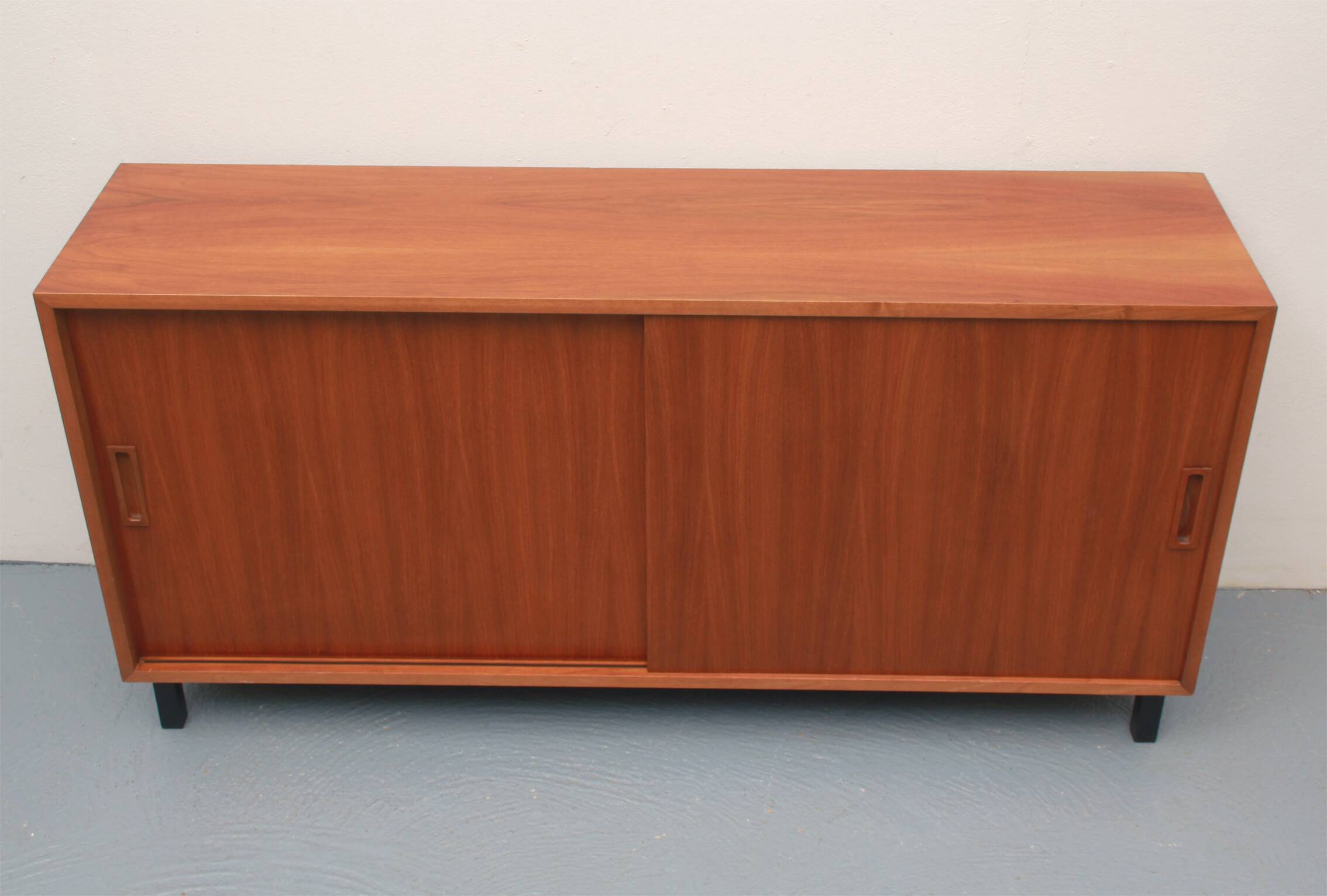 Buffet années 1960 en noyer avec portes coulissantes, 120cm