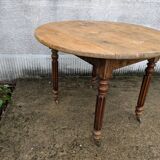 Round folding table