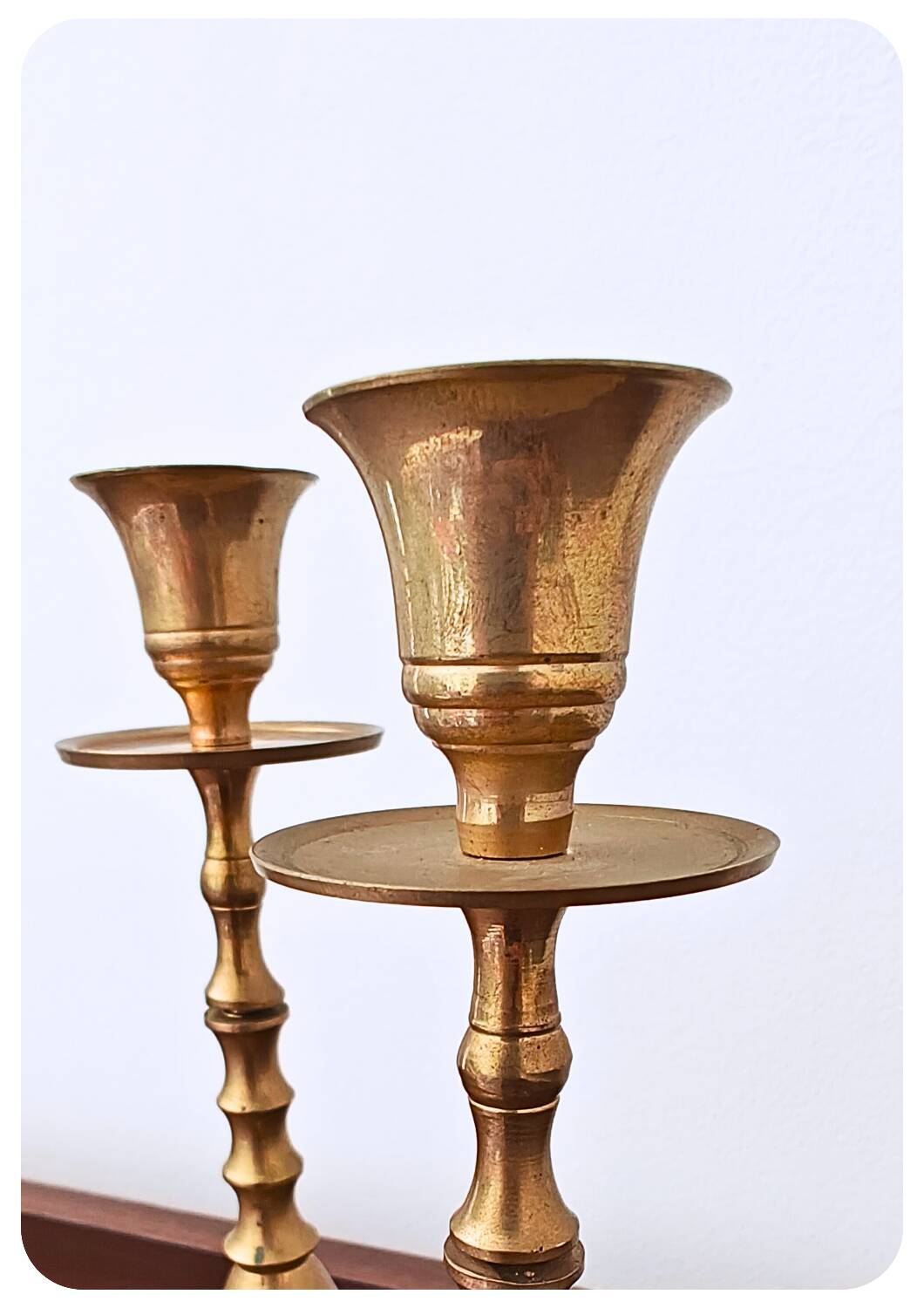 Bougeoirs en laiton français du milieu du siècle – Lot de 2