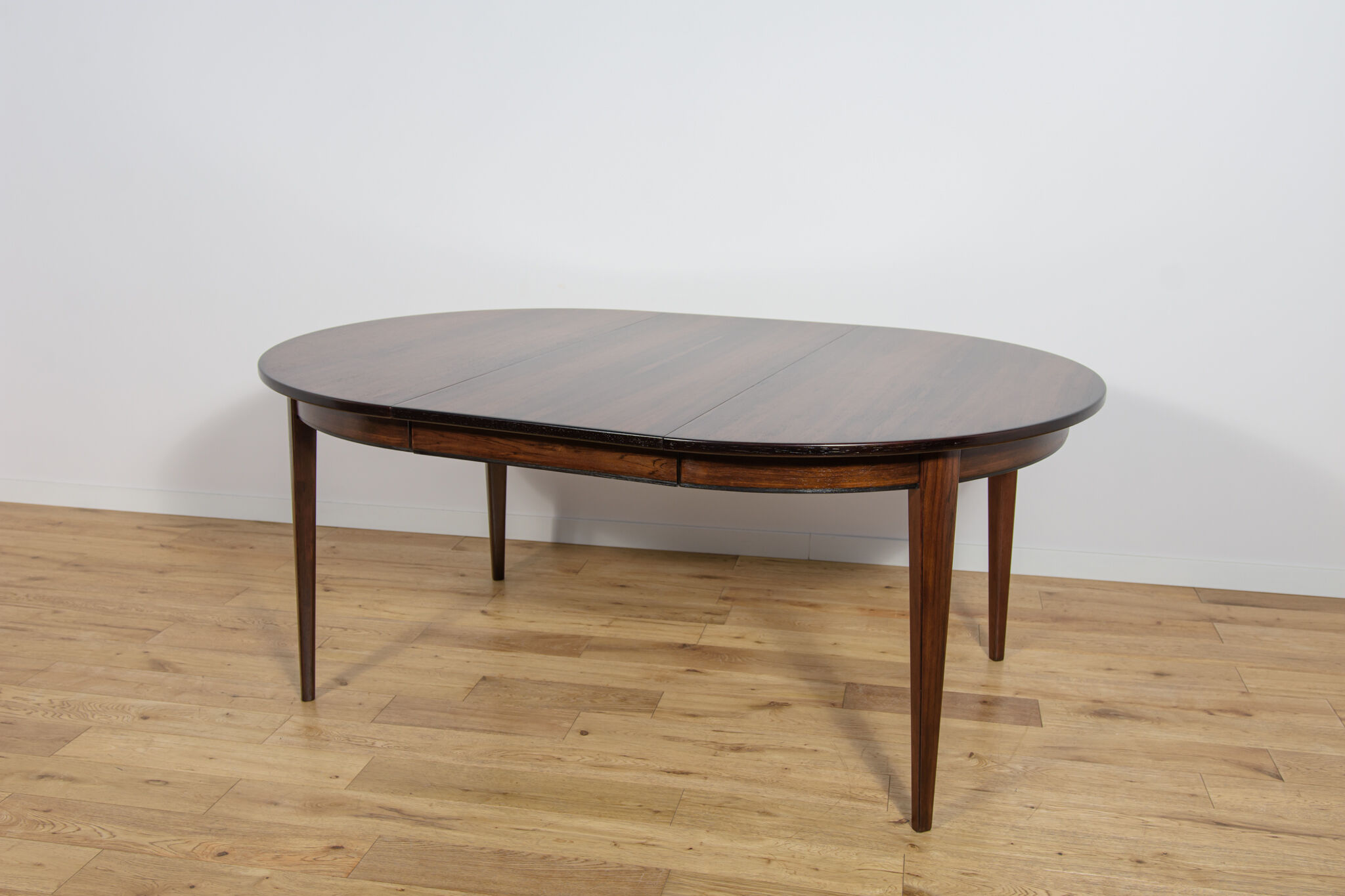 Table à manger ronde en palissandre de style mid-century moderne modèle 55 par Gunni Omann pour Omann Jun, Danemark, années 1960.