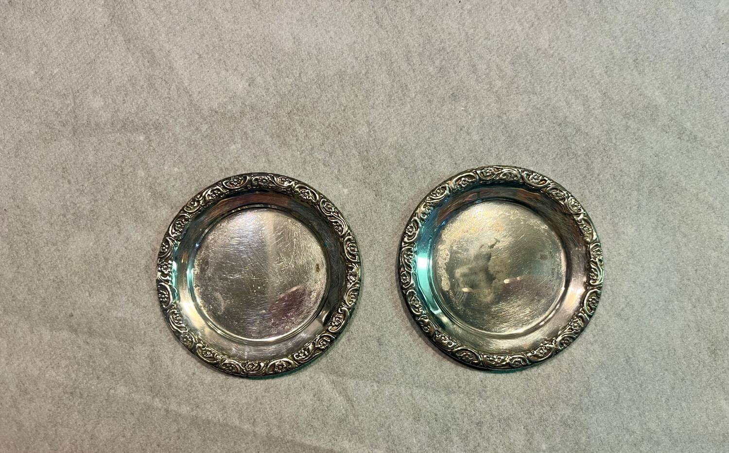 Crystal and silver-plated salt and pepper set