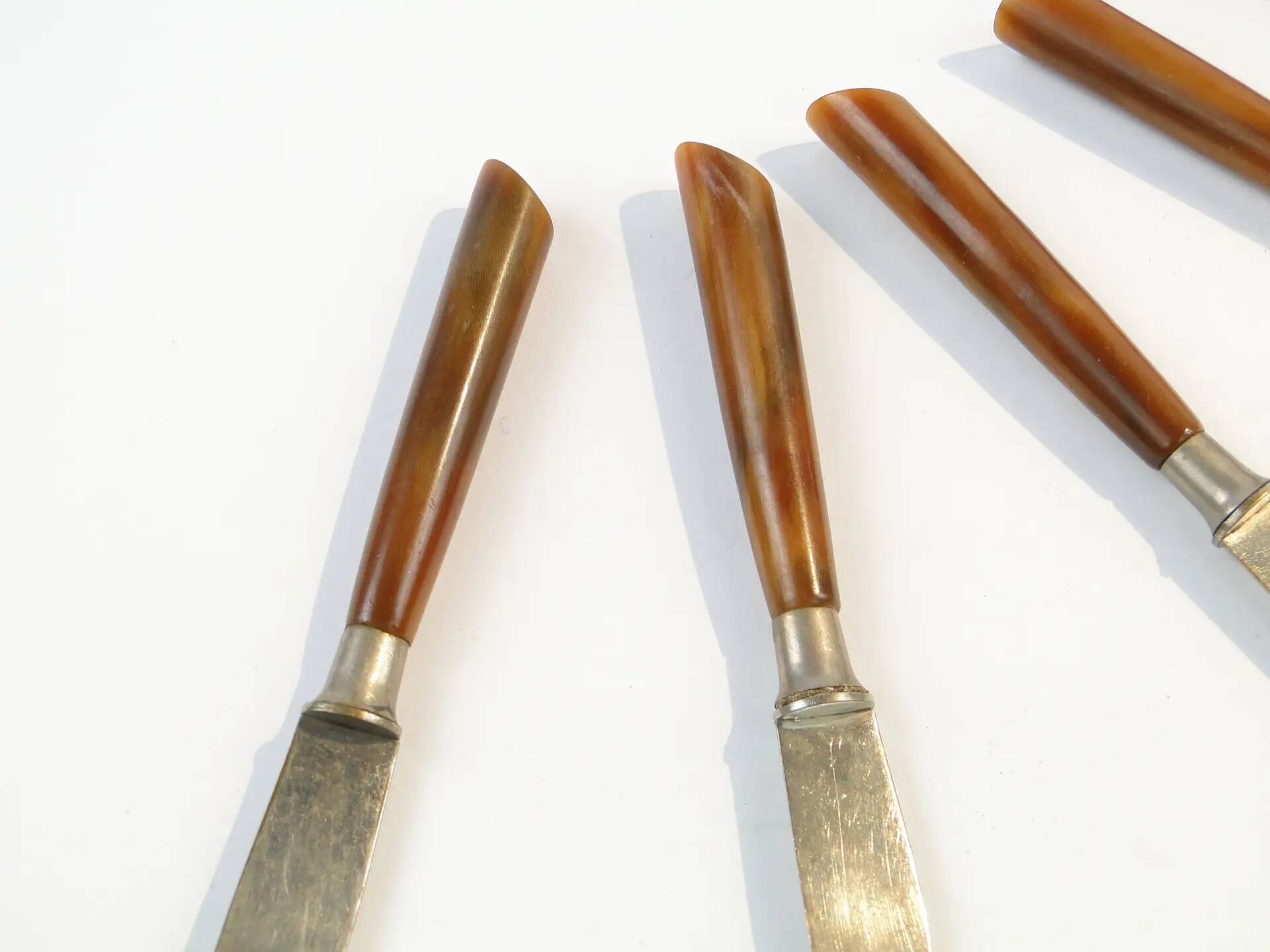 Ensemble de couteaux, style mid-century modern, bakélite marron, Suède, années 1950.