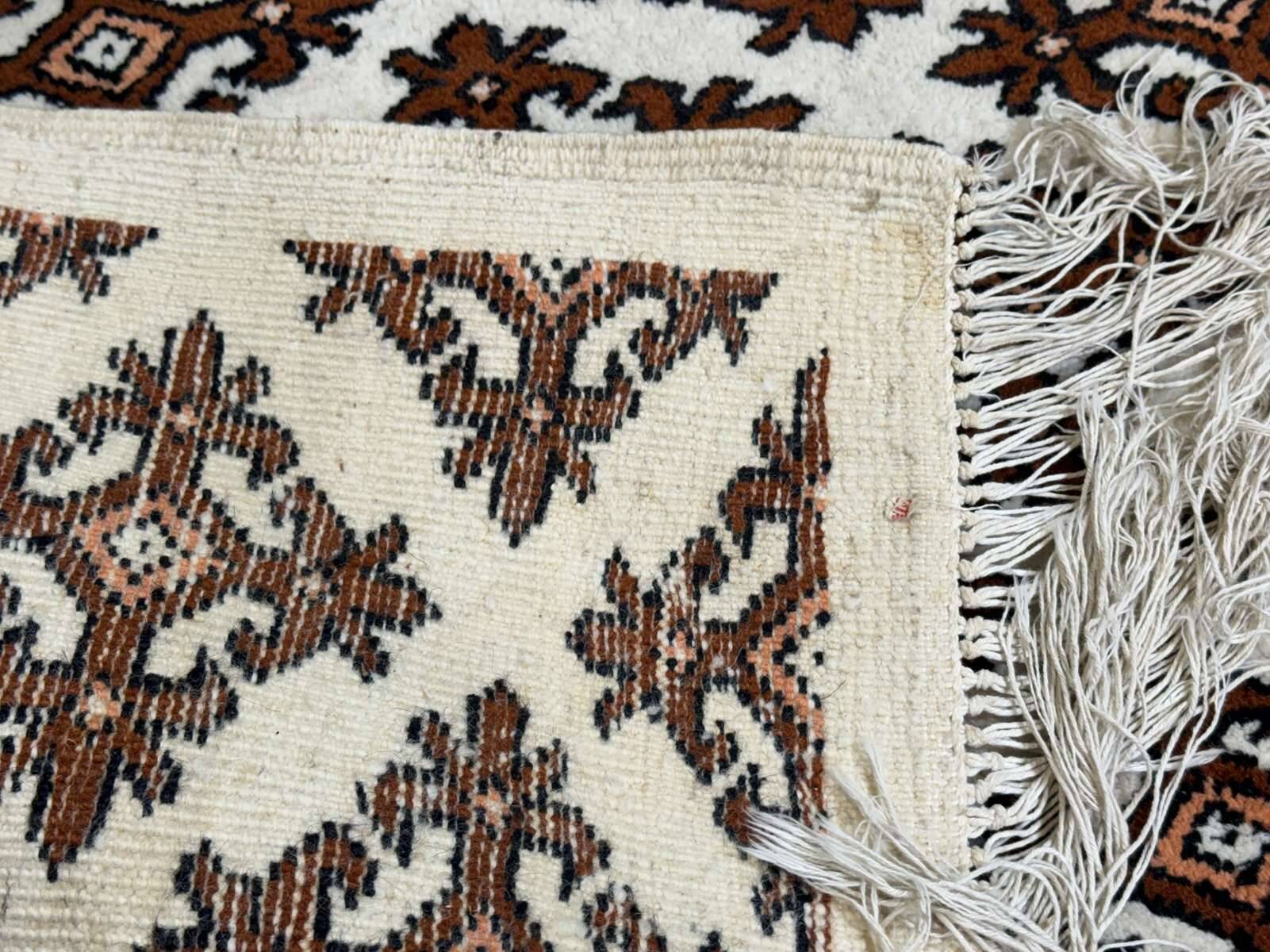Handmade Tunisian wool rug - 1.74m x 1.11m.