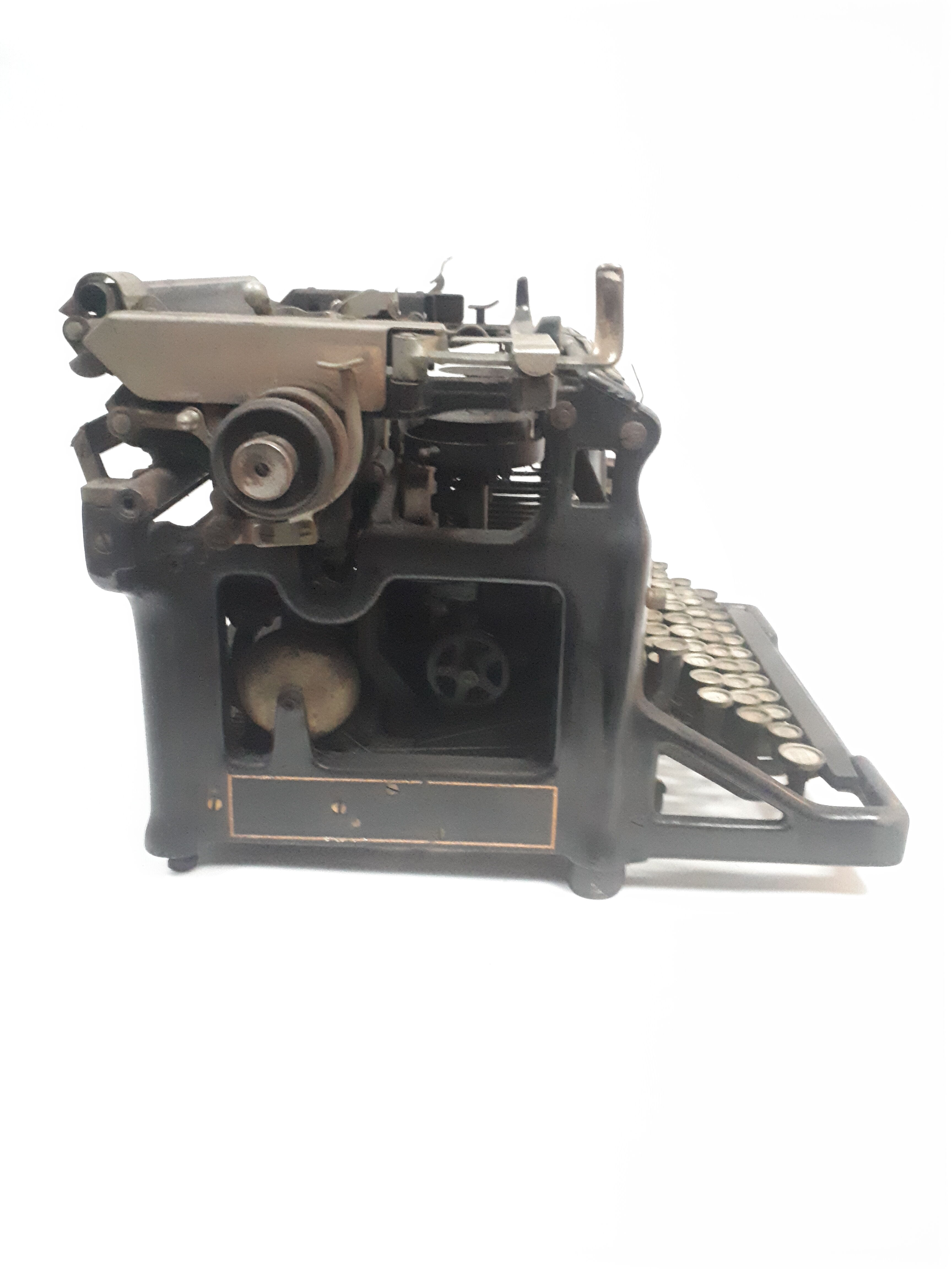 Old typewriter Underwood azerty