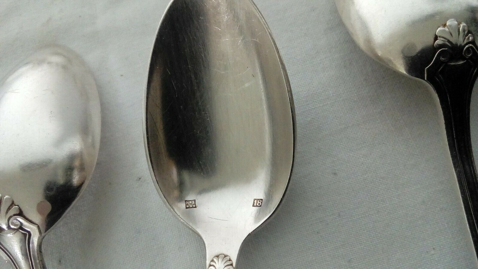 Set de 12 petites cuillères en métal argenté modèle perle et coquille