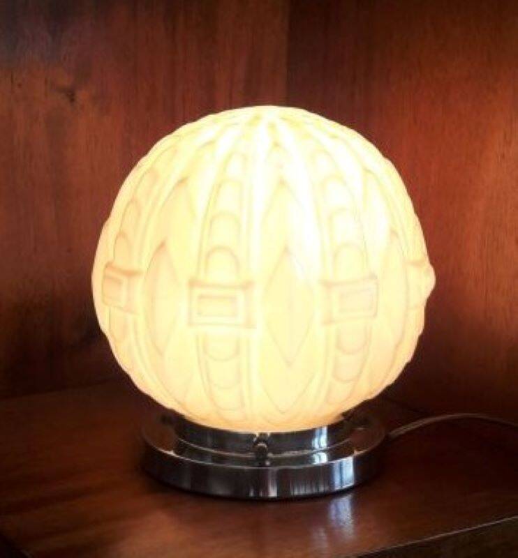 Authentic 20th-century Art Deco globe lamp in coloured glass.