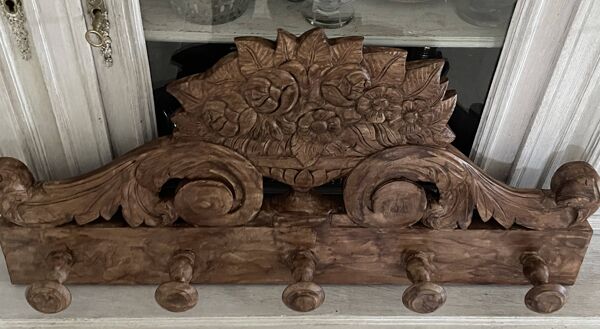Porte-manteau mural sur fronton en bois sculpté