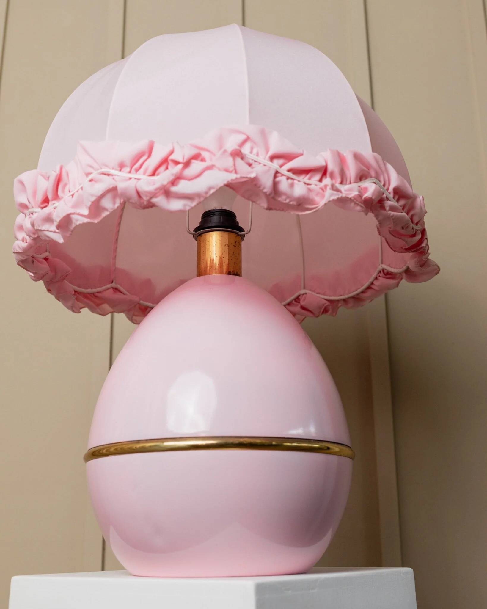 Lampe de table en métal rose XXL avec abat-jour froncé - Régence hollywoodienne des années 1980, fabriquée en Italie
