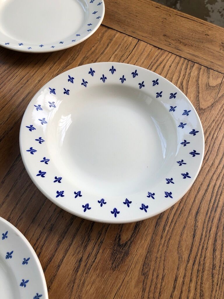 7 "lily" dessert plates