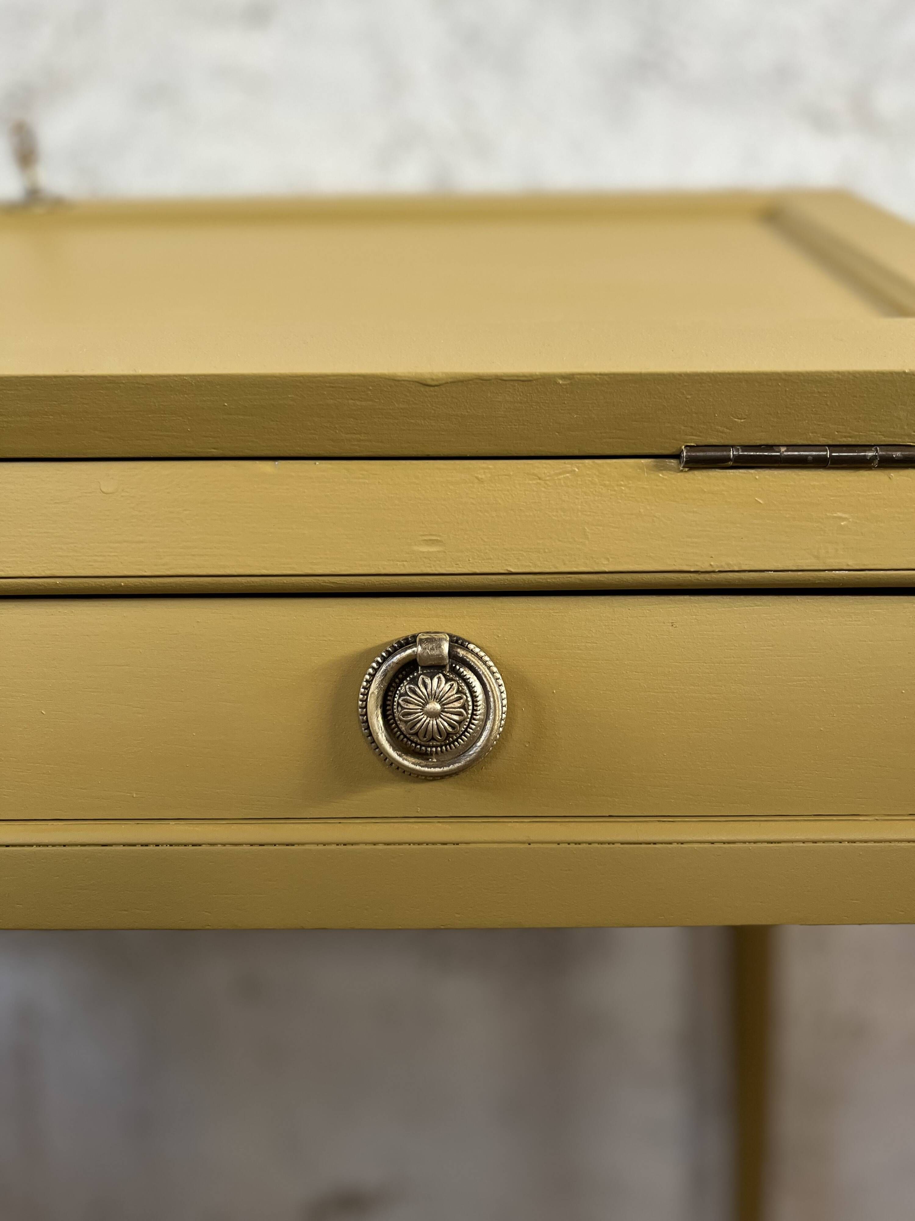 Petit bureau secrétaire style Louis XVI jaune moutarde