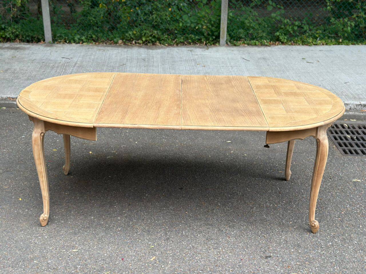 Table de repas ronde, ovale extensible en chêne poncé