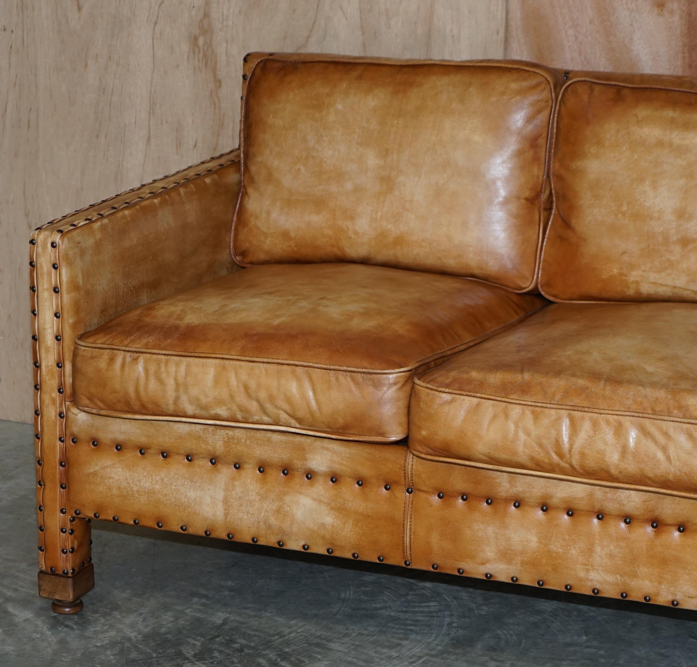Three-seater leather canapé in Edwardian style with studs.