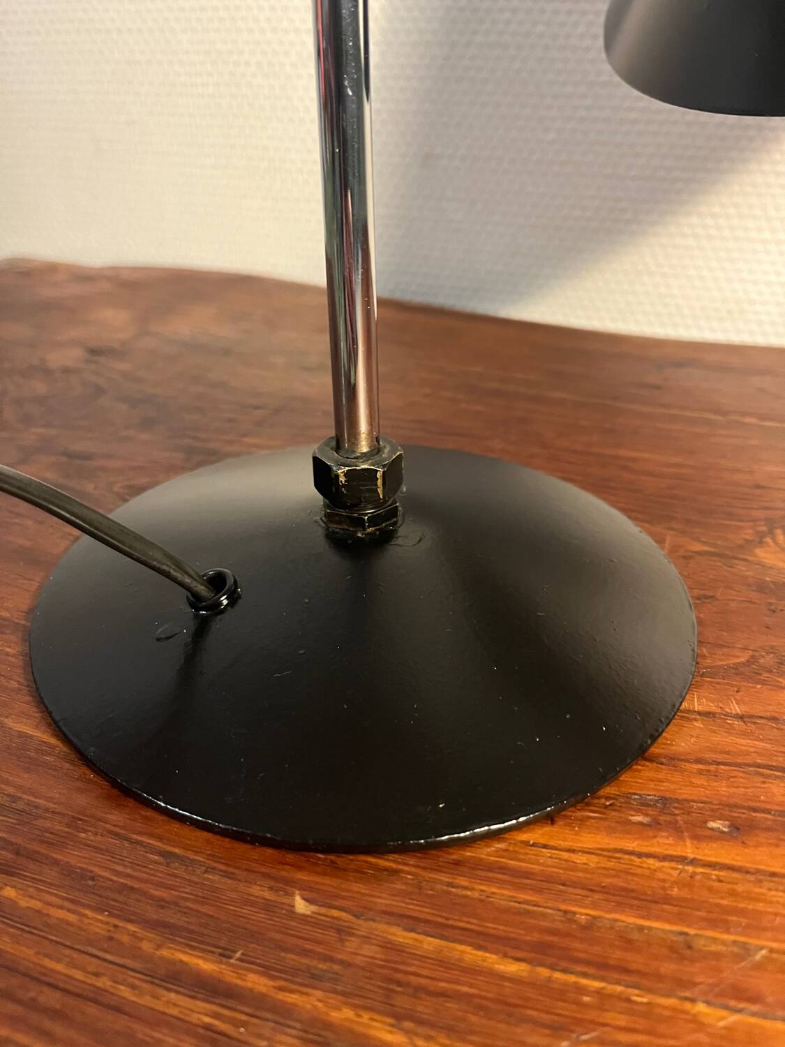 Industrial lamp with cast iron base