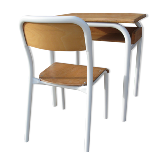 Ancien pupitre et sa chaise