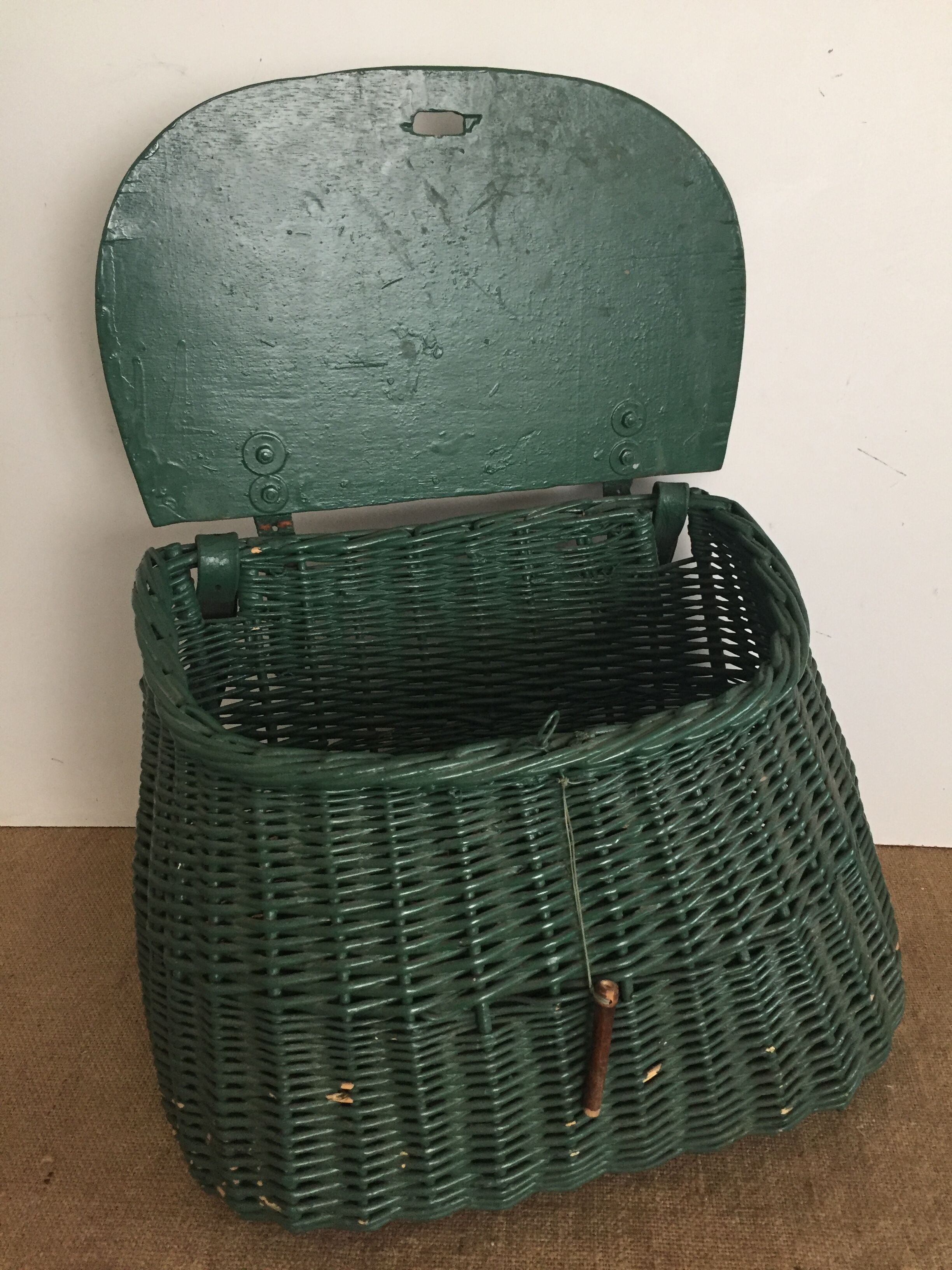 Ancien panier de pêche avec lanière en cuir