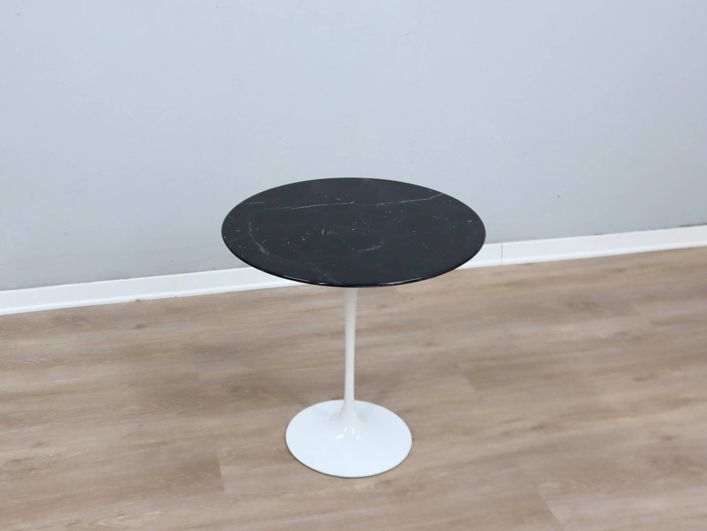 Table basse tulipe Knoll Saarinen années 1980 en marbre noir Marquina